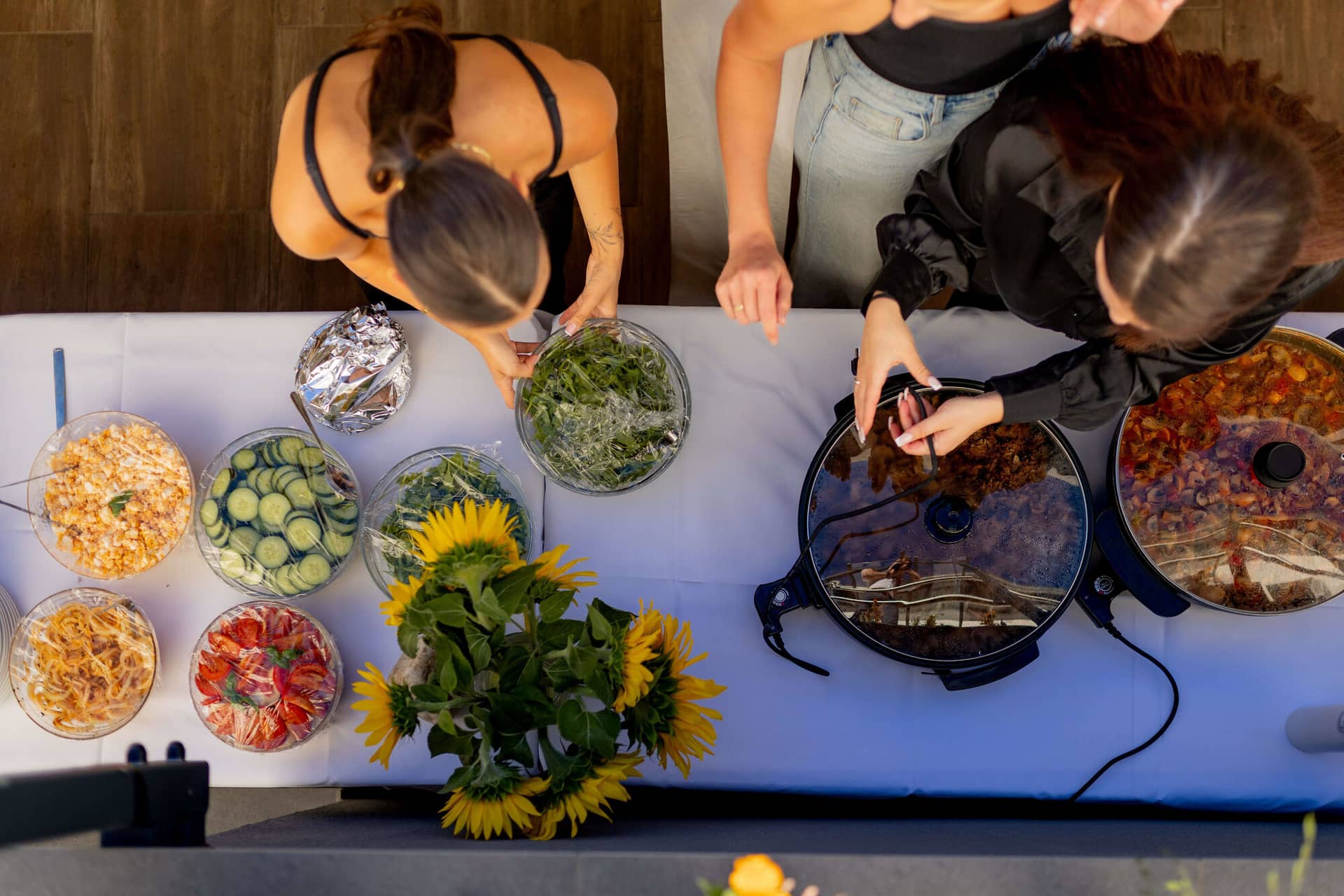 20250830 18 27 12 4K8A3212.BAjiOg Y DIY-Pita-Station mit Gyros-Füllung und Salaten von oben