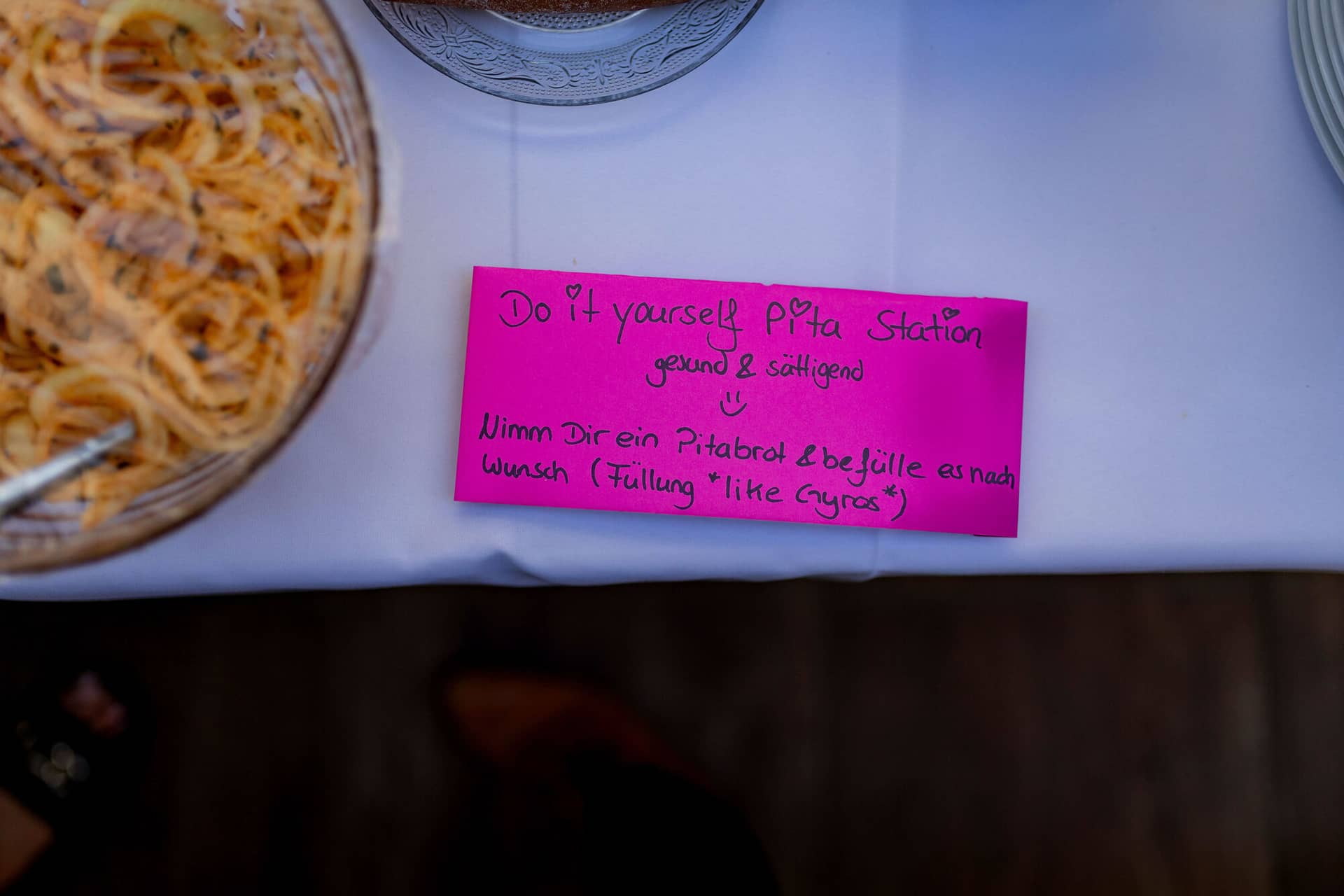 20250830 18 38 02 4K8A3239.B1vwP72w Pinkes Schild mit Aufschrift Do it yourself Pita Station am Buffet