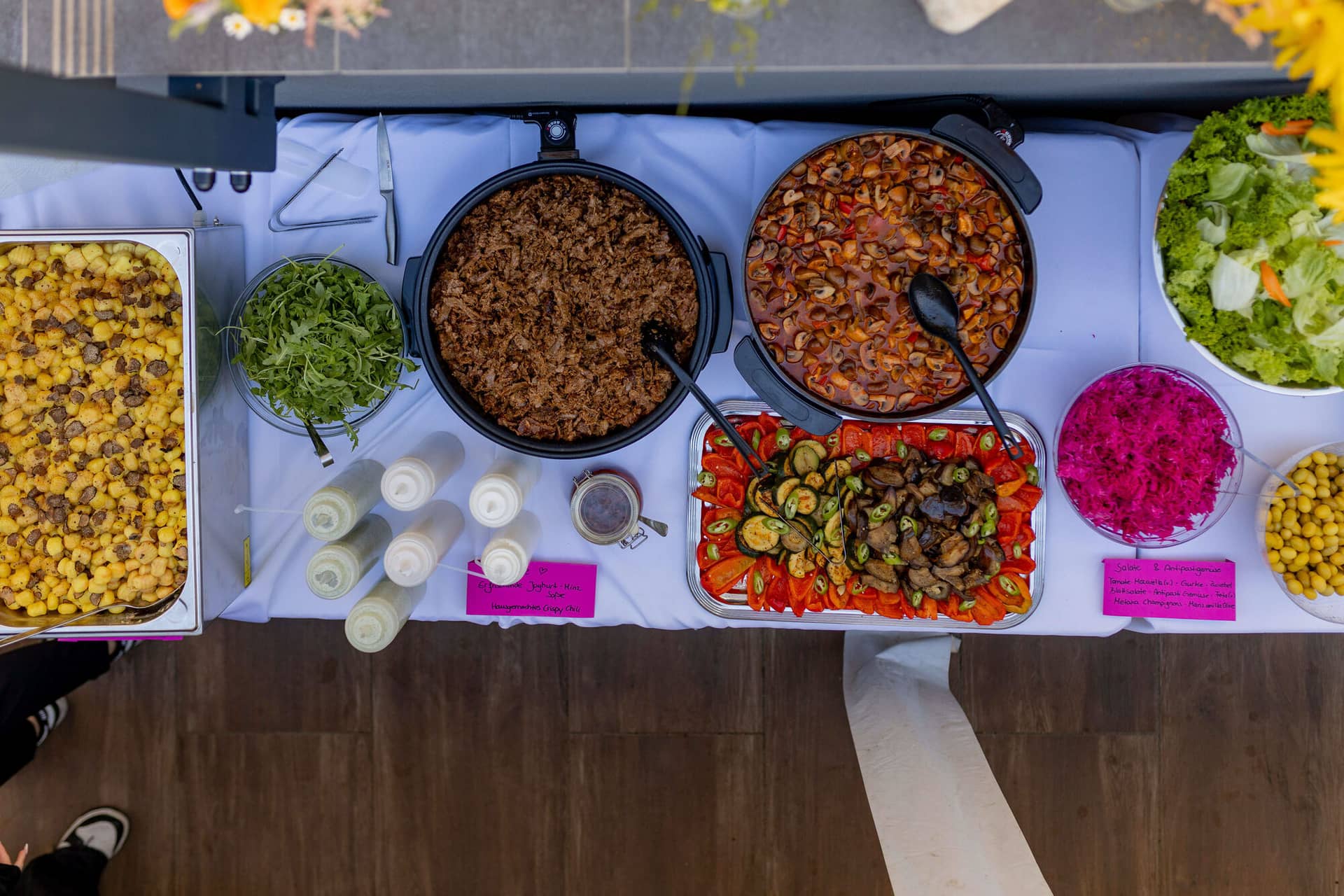 20250830 18 42 06 4K8A3264.BOYrKqvl Buffet mit verschiedenen Salaten, Brot und Beilagen aus der Vogelperspektive