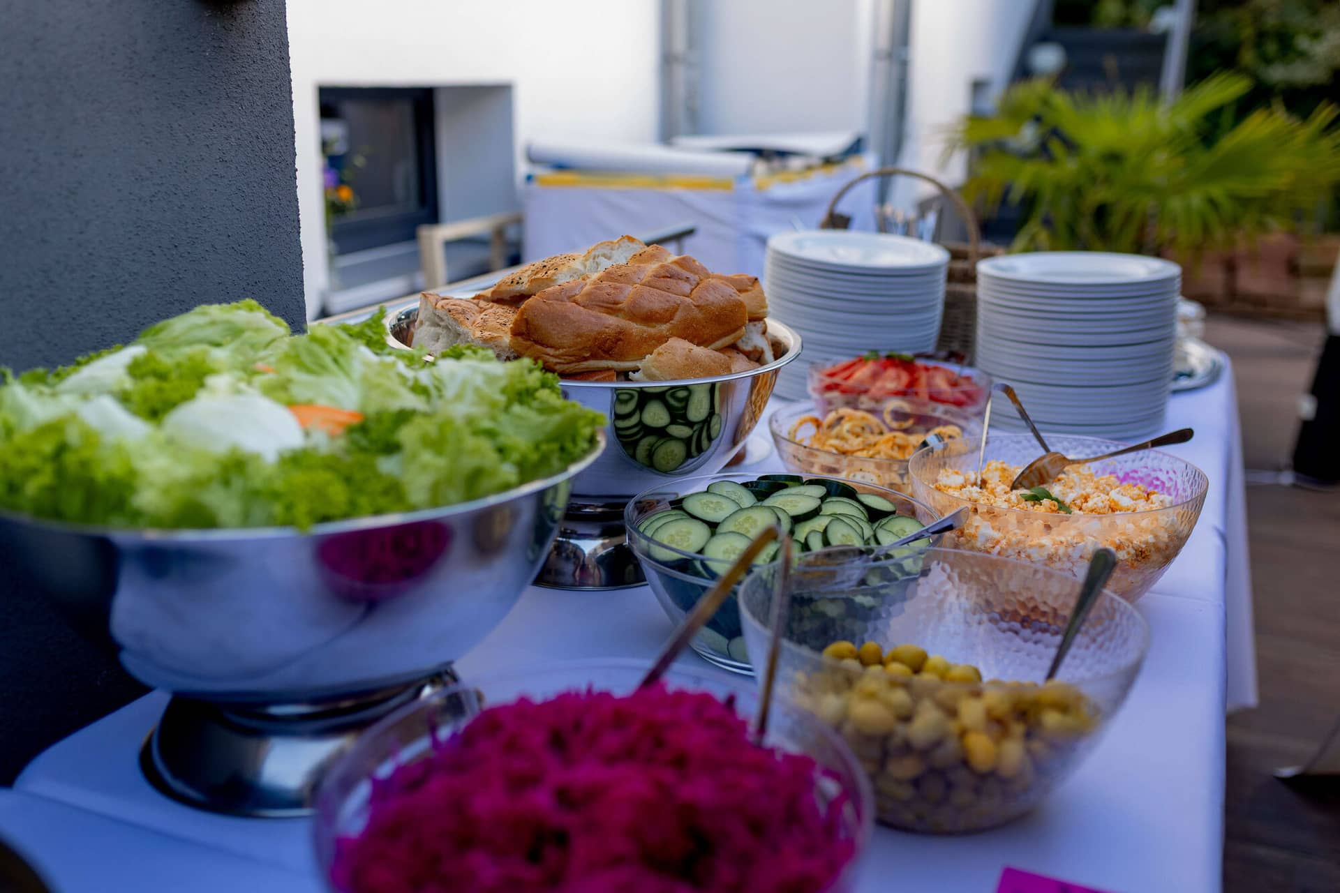 20250830 18 42 55 4K8A3278.Eu33p4lN Salatbuffet mit frischem Brot, Gurken und verschiedenen Salaten