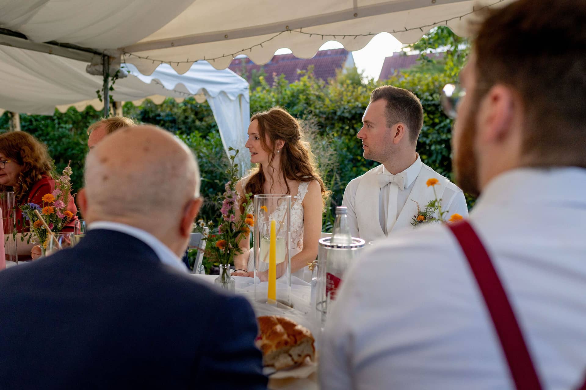 20250830 18 57 38 4K8A3362.B58ult4P Brautpaar sitzt am gedeckten Tisch mit Gästen beim Abendessen im Gartenzelt