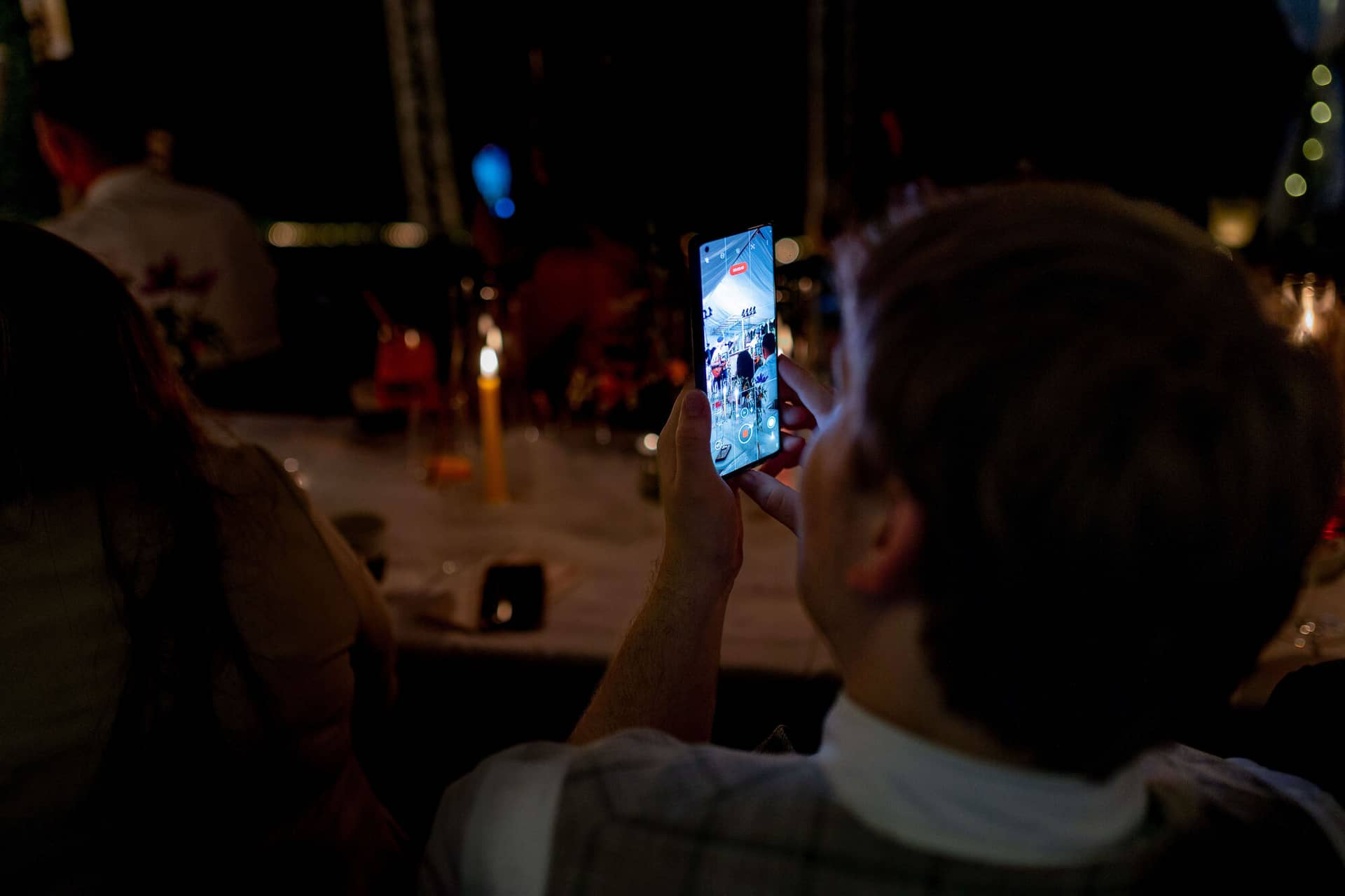 20250830 20 43 07 4K8A3516.CoNHz541 Bräutigam filmt mit dem Smartphone die Abendunterhaltung im Garten
