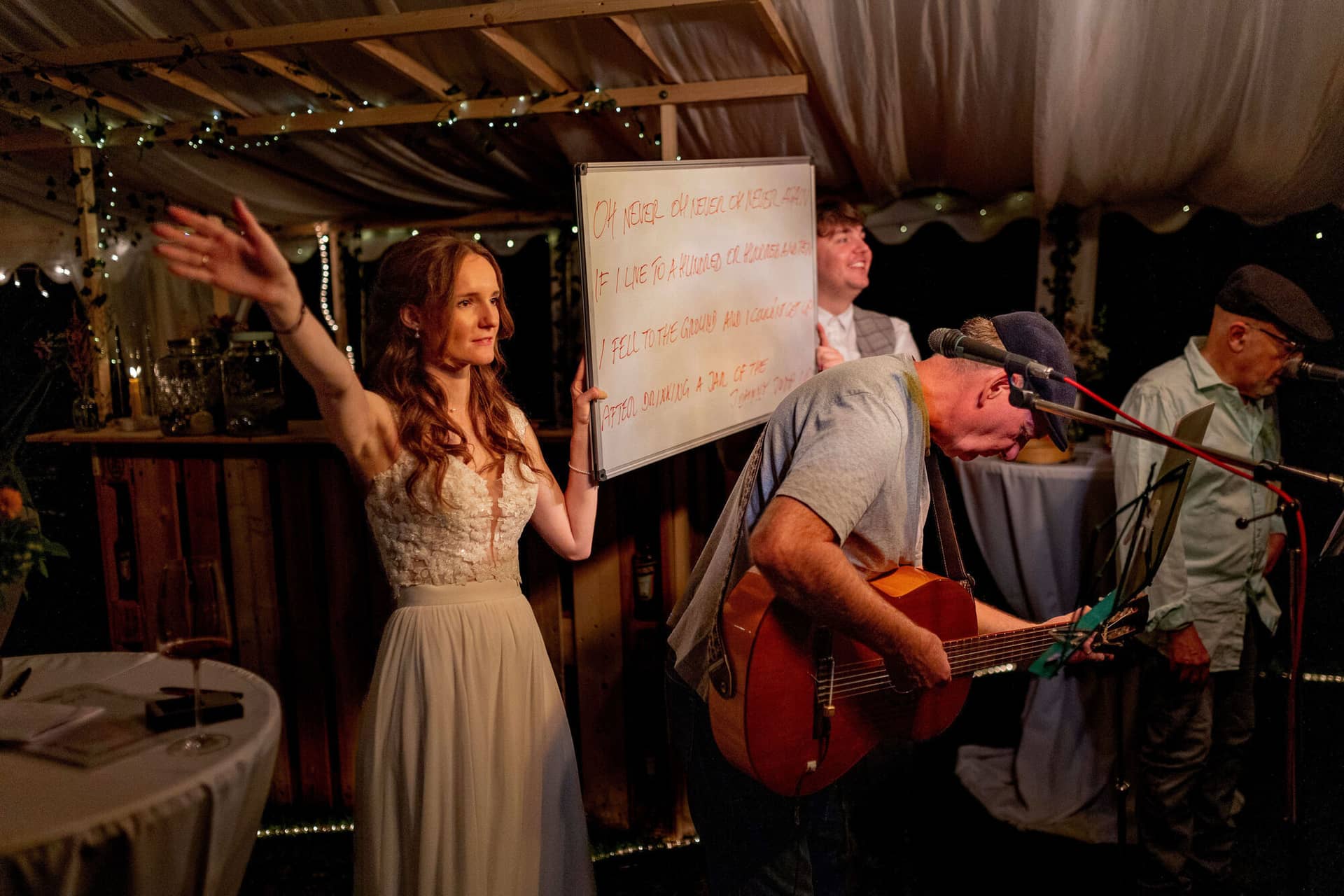 20250830 21 21 45 4K8A3790.Co2h6ySC Braut tanzt und singt mit bei der Live-Musik im Gartenzelt