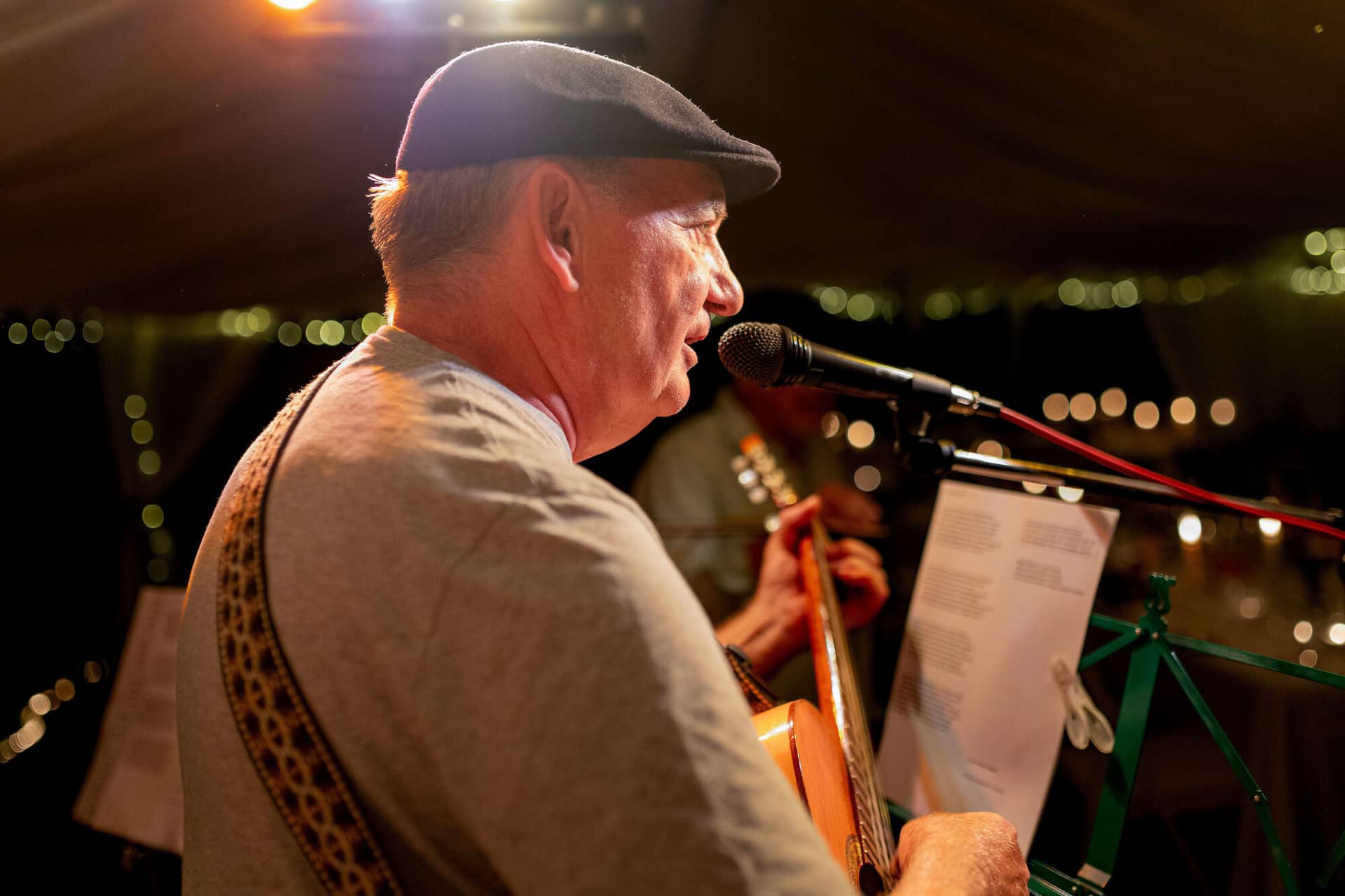 20250830 21 31 21 4K8A3943.BNeO2KzJ Musiker spielt Gitarre und singt am Mikrofon bei der Hochzeitsparty