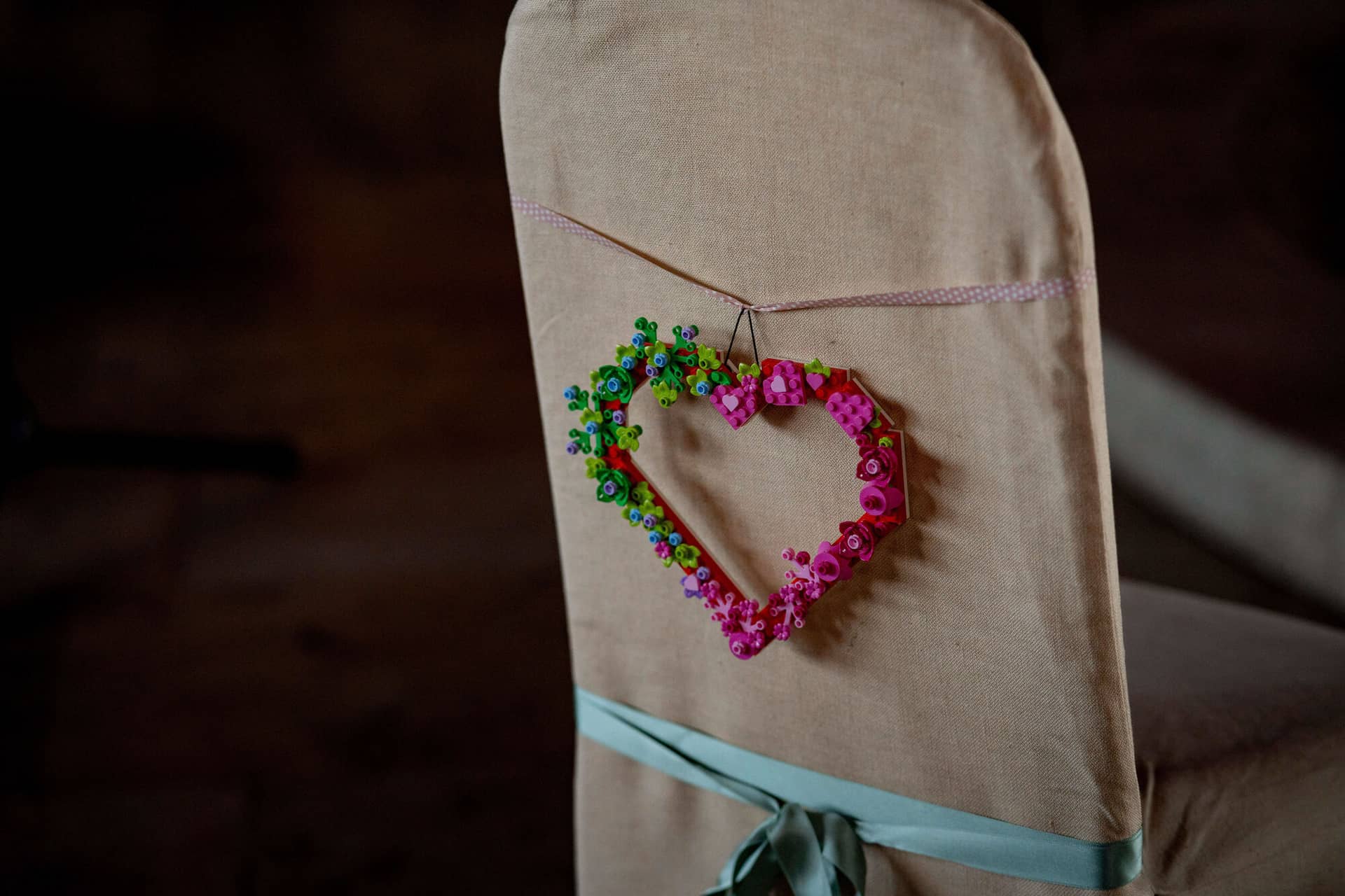 20250913 11 44 58 DSC04589.BOywO2ro Buntes Herz aus LEGO-Steinen an der Stuhllehne