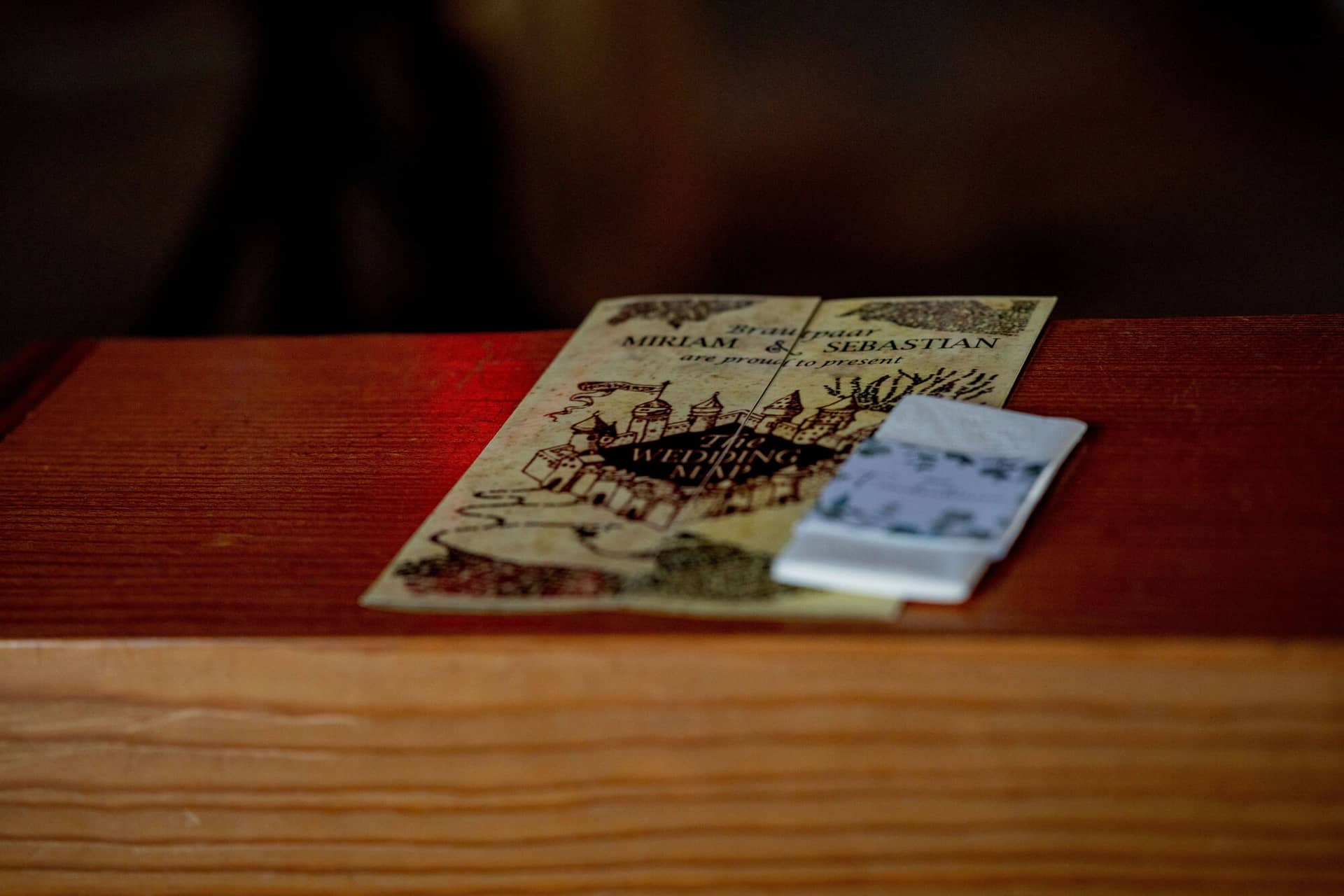 20250913 11 47 31 DSC04599.CQQ2iBpW Hochzeitsprogramm im Harry-Potter-Stil auf der Kirchenbank