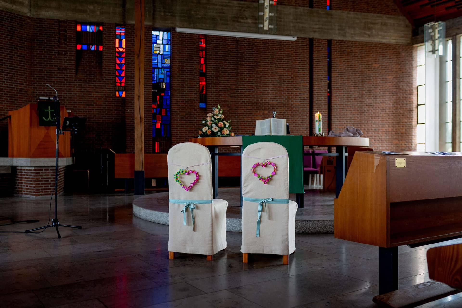 20250913 11 48 03 4K8A4419.CTUlcH W Zwei geschmückte Stühle mit Herzdekoration vor dem Altar der Christuskirche