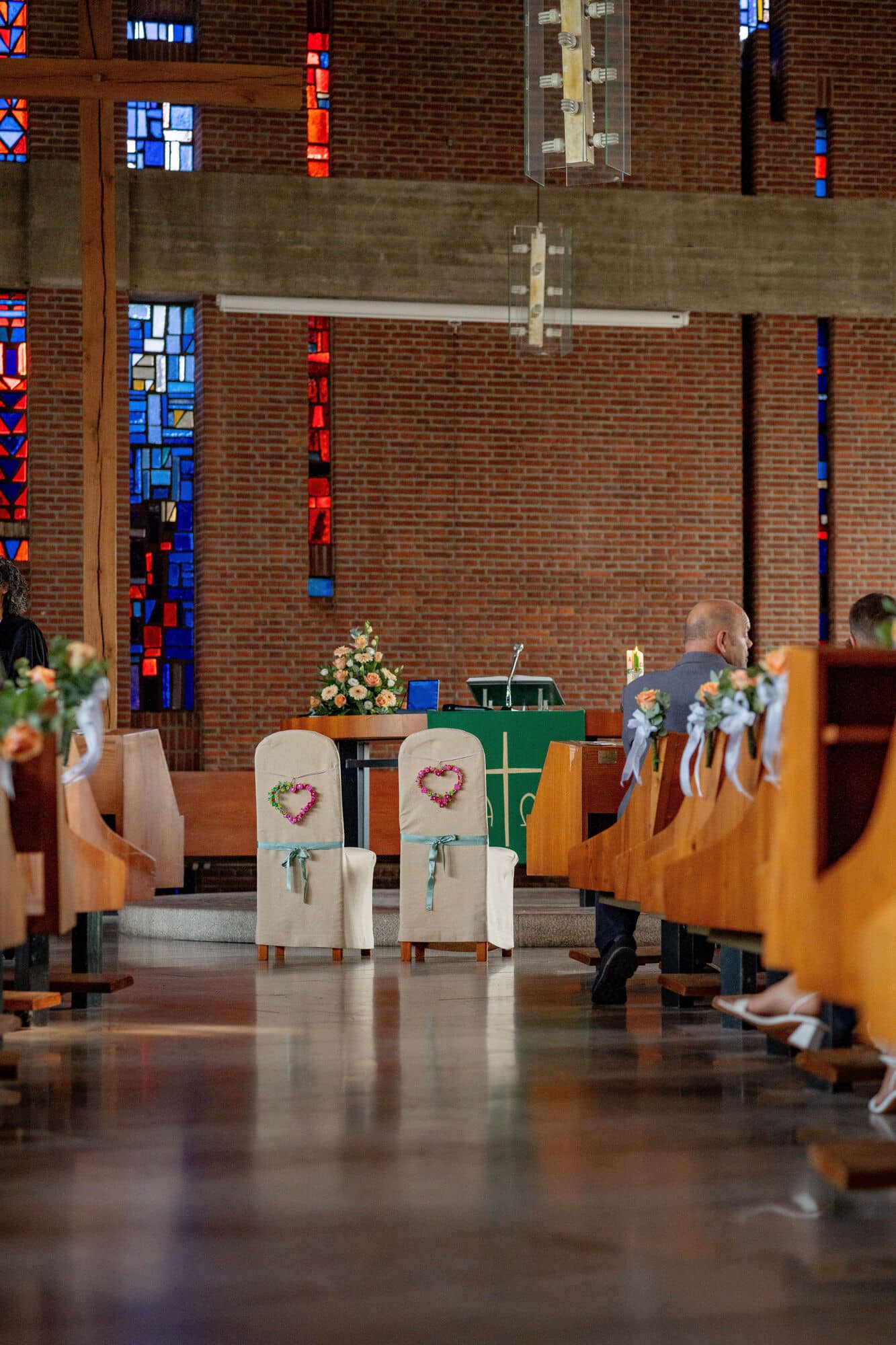 20250913 12 00 18 DSC04703.E6 LPxKg Blick durch den Mittelgang auf die geschmückten Stühle und den Altar