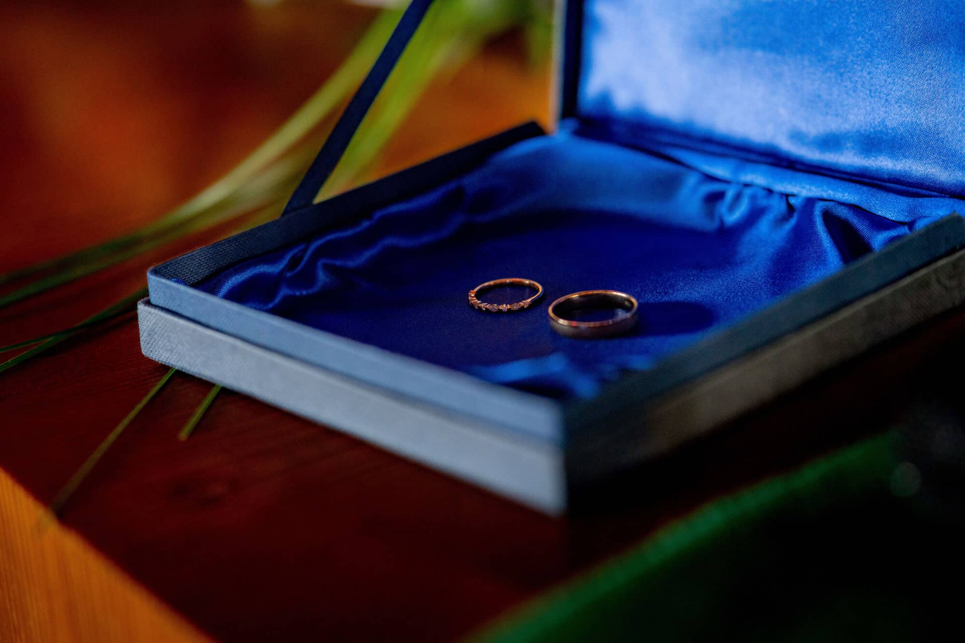 20250913 12 05 47 DSC04719.BDxiQPDz Eheringe in blauer Samtschatulle auf dem Altar