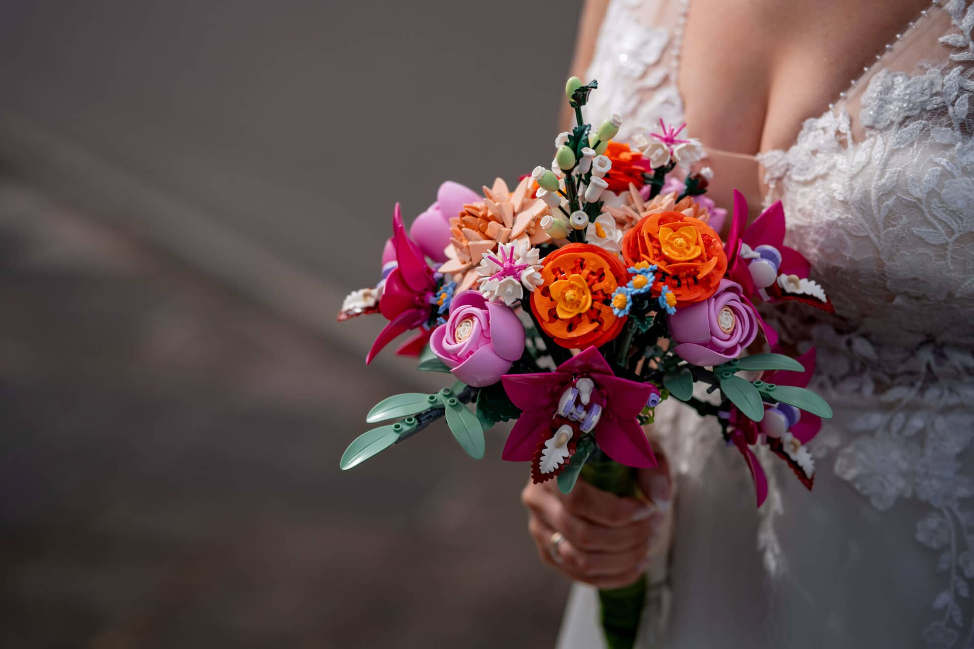 20250913 12 07 33 DSC04744.BKLWm BS Braut hält bunten LEGO-Brautstrauß in Nahaufnahme