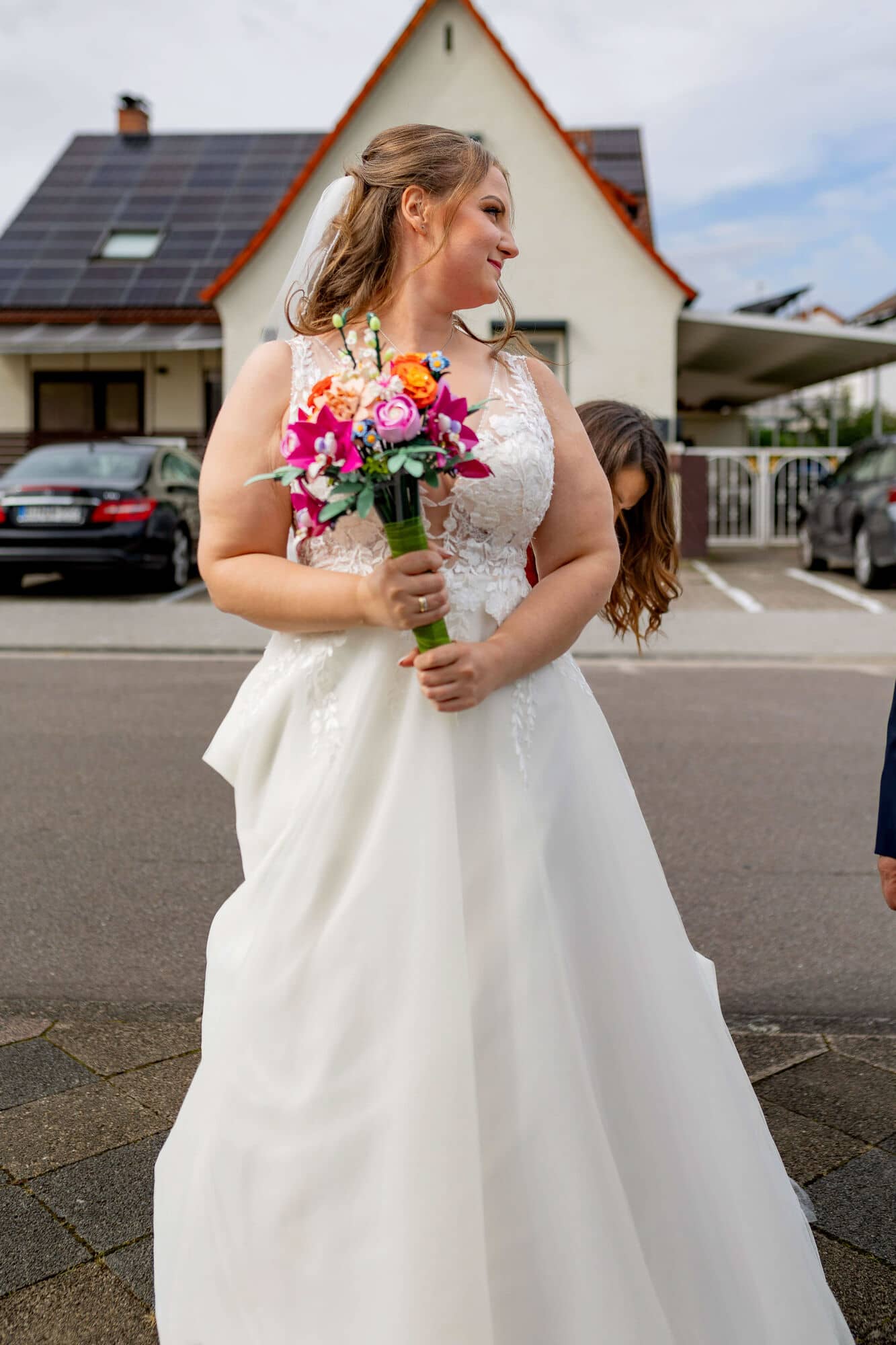 20250913 12 08 21 4K8A4472.EwHESpqU Braut mit LEGO-Brautstrauß vor der Kirche