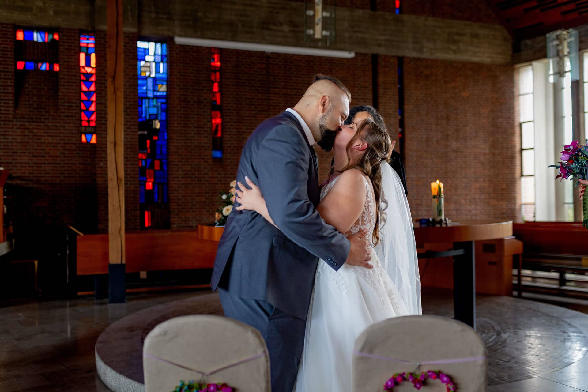 20250913 12 35 51 4K8A4790.DWGT8F3p Brautpaar küsst sich am Altar der Christuskirche