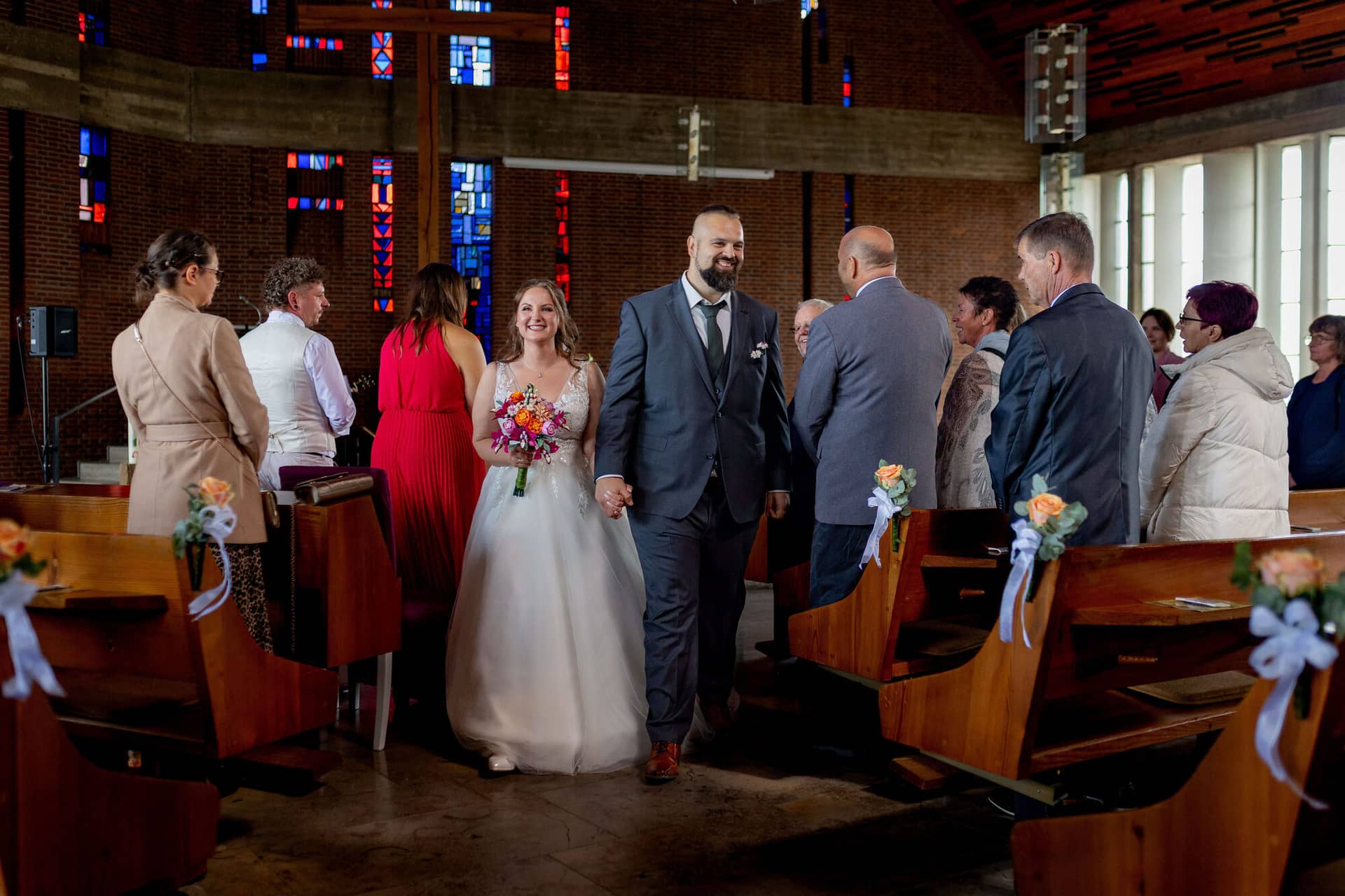 20250913 12 47 17 4K8A4855.C1mnQ6y9 Brautpaar läuft strahlend durch den Mittelgang nach der Trauung