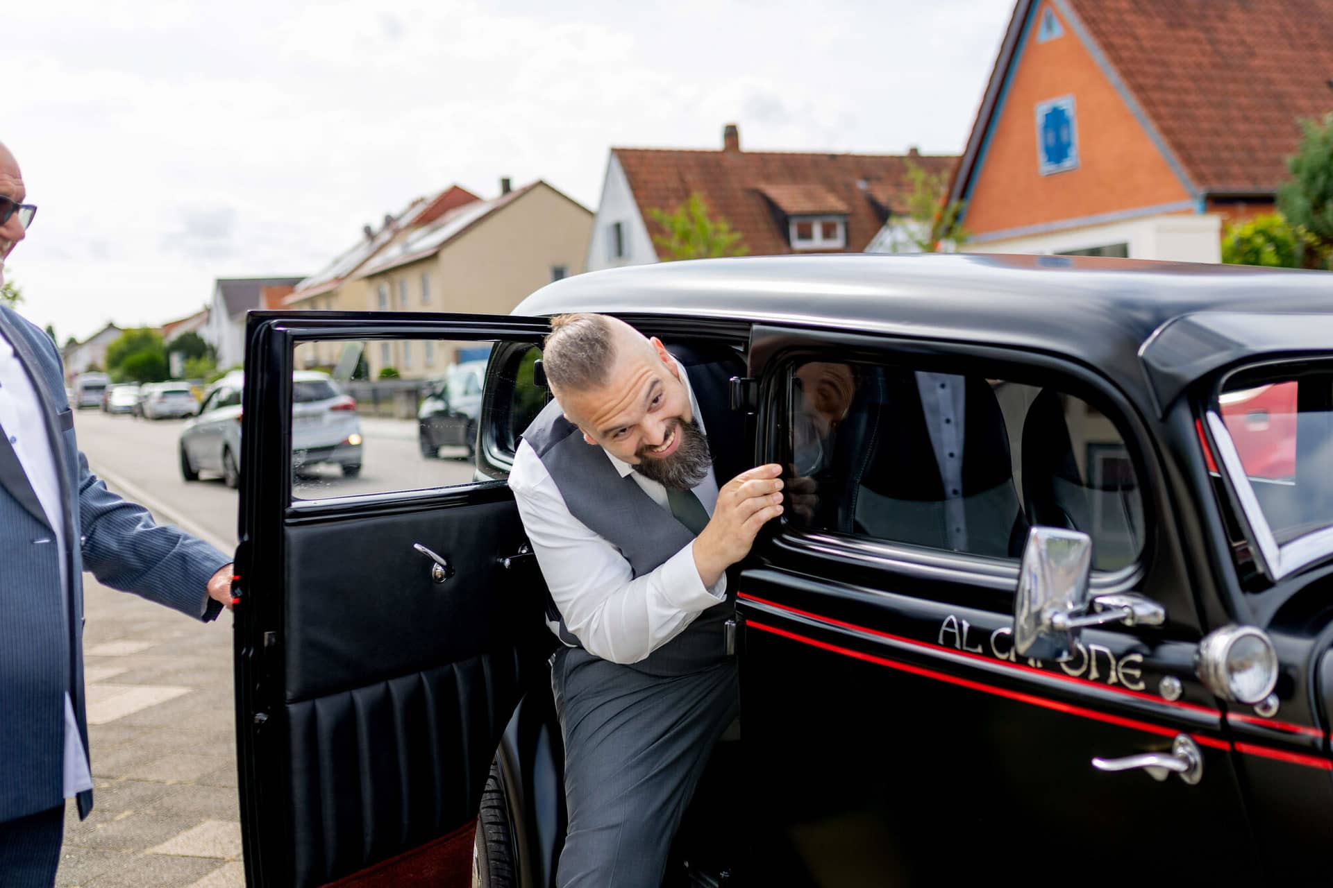 20250913 13 11 37 4K8A5507.1J YiqK Bräutigam steigt in schwarzen Oldtimer mit Al-Capone-Schriftzug