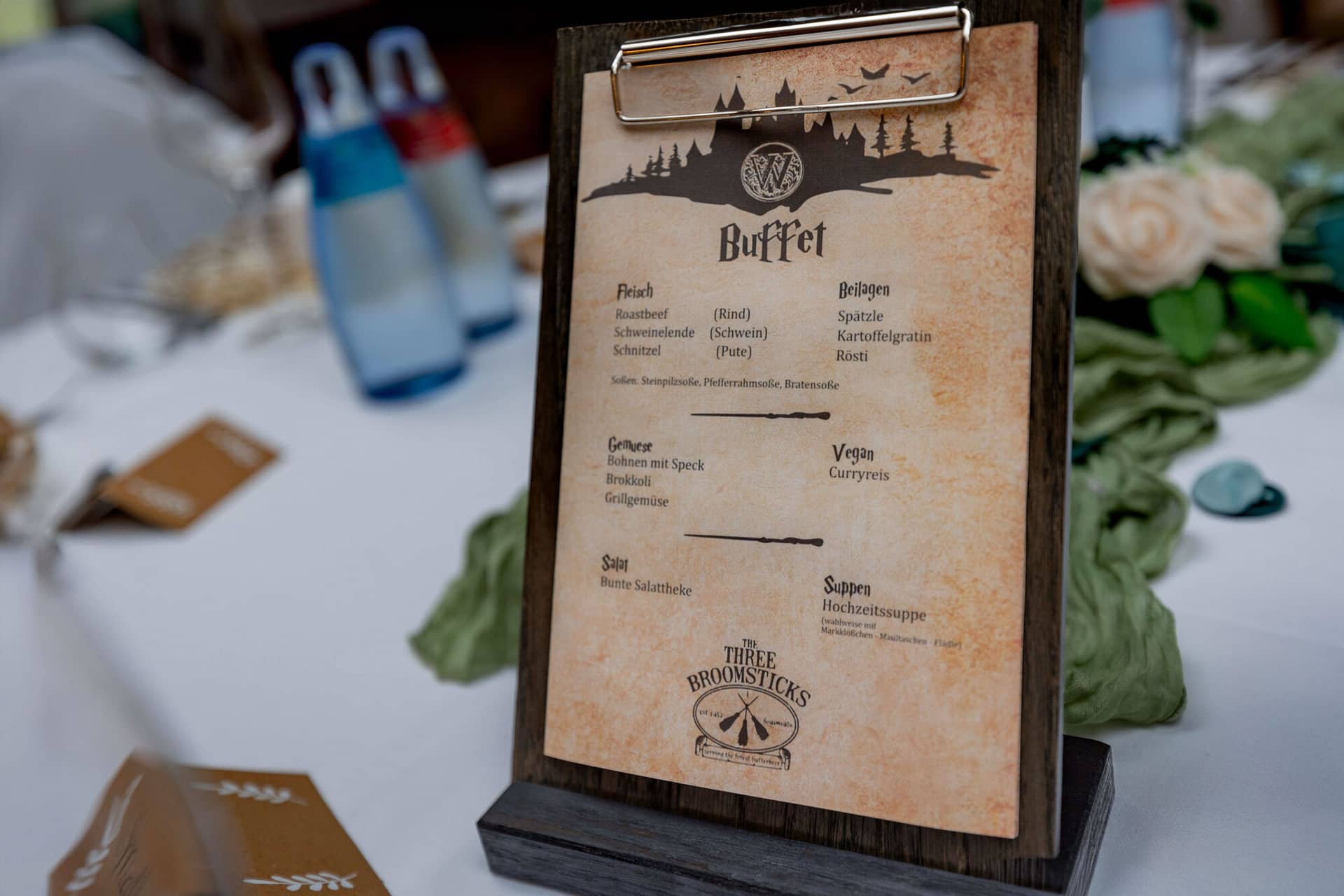 20250913 13 34 42 4K8A5599.CJeM8kIg Buffet-Menükarte im Three-Broomsticks-Design in Nahaufnahme