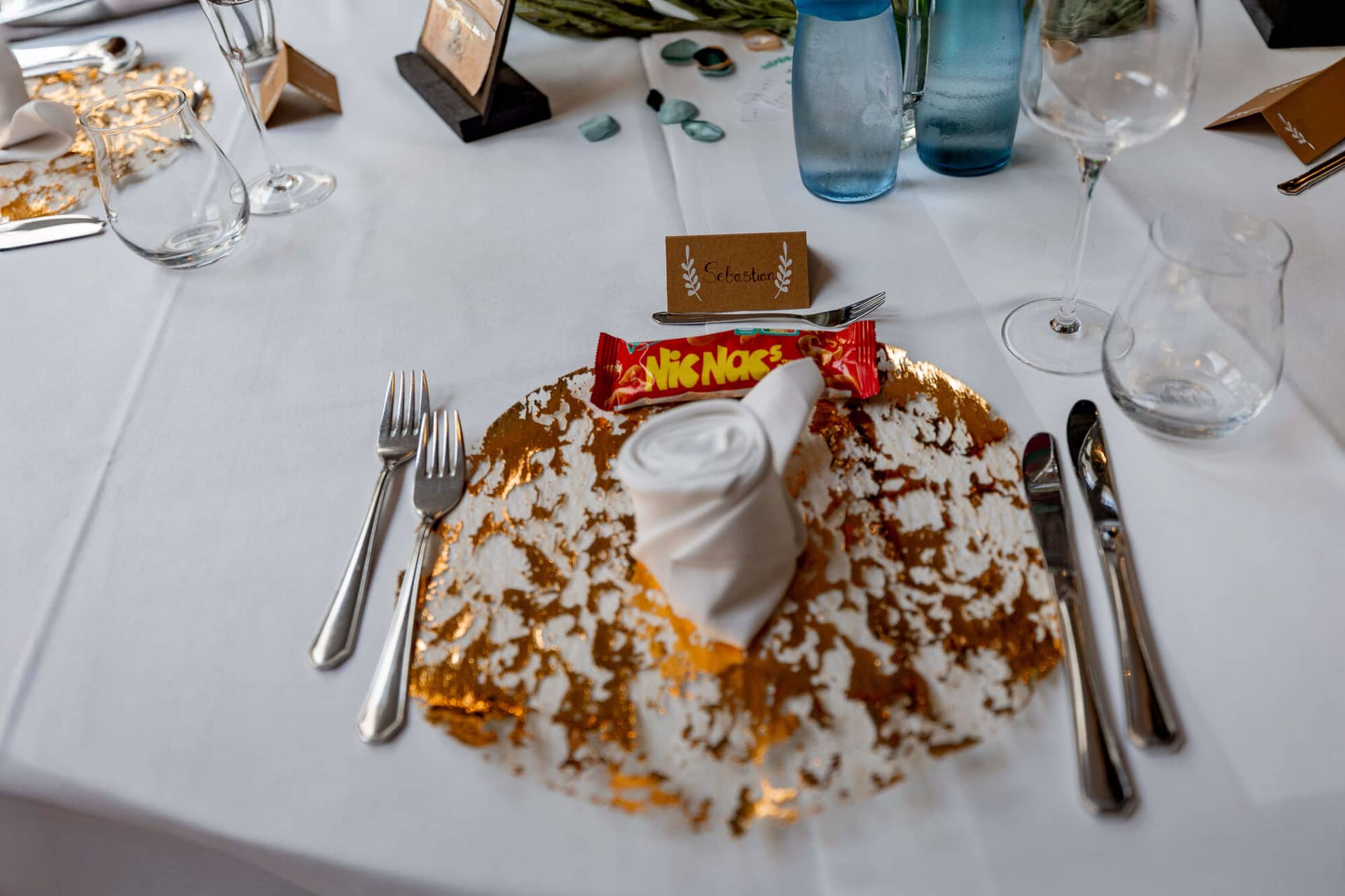 20250913 13 35 17 4K8A5607.Bns4Xzdv Gedeck mit goldenem Platzteller und Namenskarte