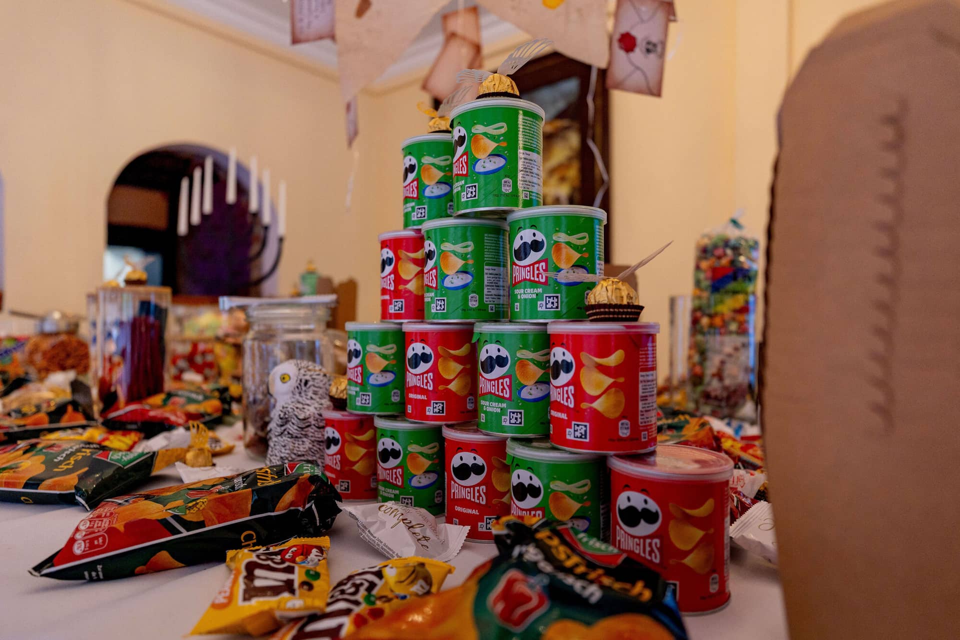 20250913 13 37 30 4K8A5626.Dw OfDQW Pringles-Turm mit goldenem Schnatz aus Ferrero Rocher