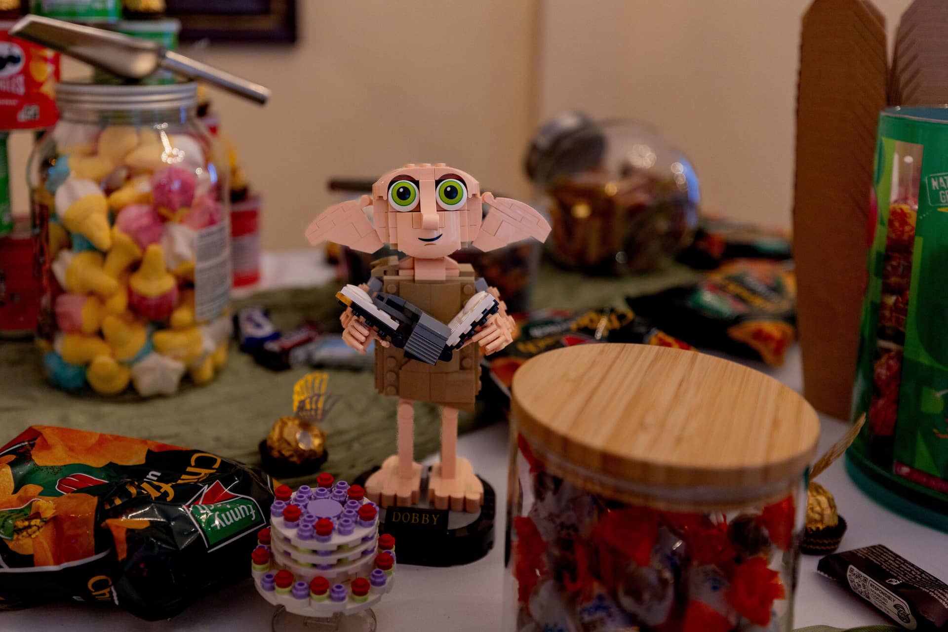 20250913 13 37 47 4K8A5634.D52IdUQy LEGO-Dobby-Figur auf dem Süßigkeitentisch