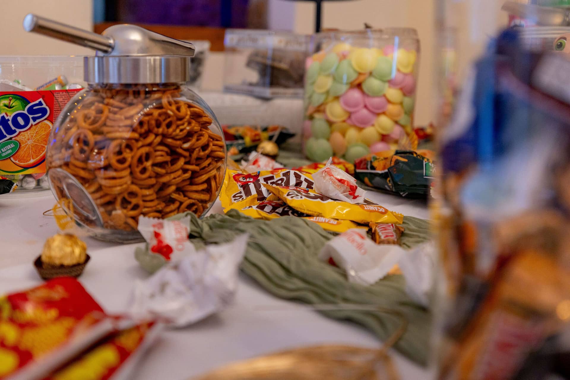 20250913 13 37 58 4K8A5640.D MrJdes Brezelglas und bunte Süßigkeiten auf der Candy-Bar