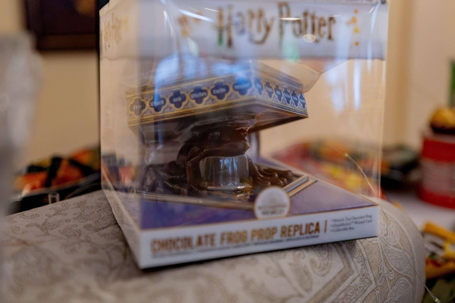 20250913 13 38 06 4K8A5642.VMYpkt7V Harry Potter Chocolate Frog Prop Replica in Verpackung