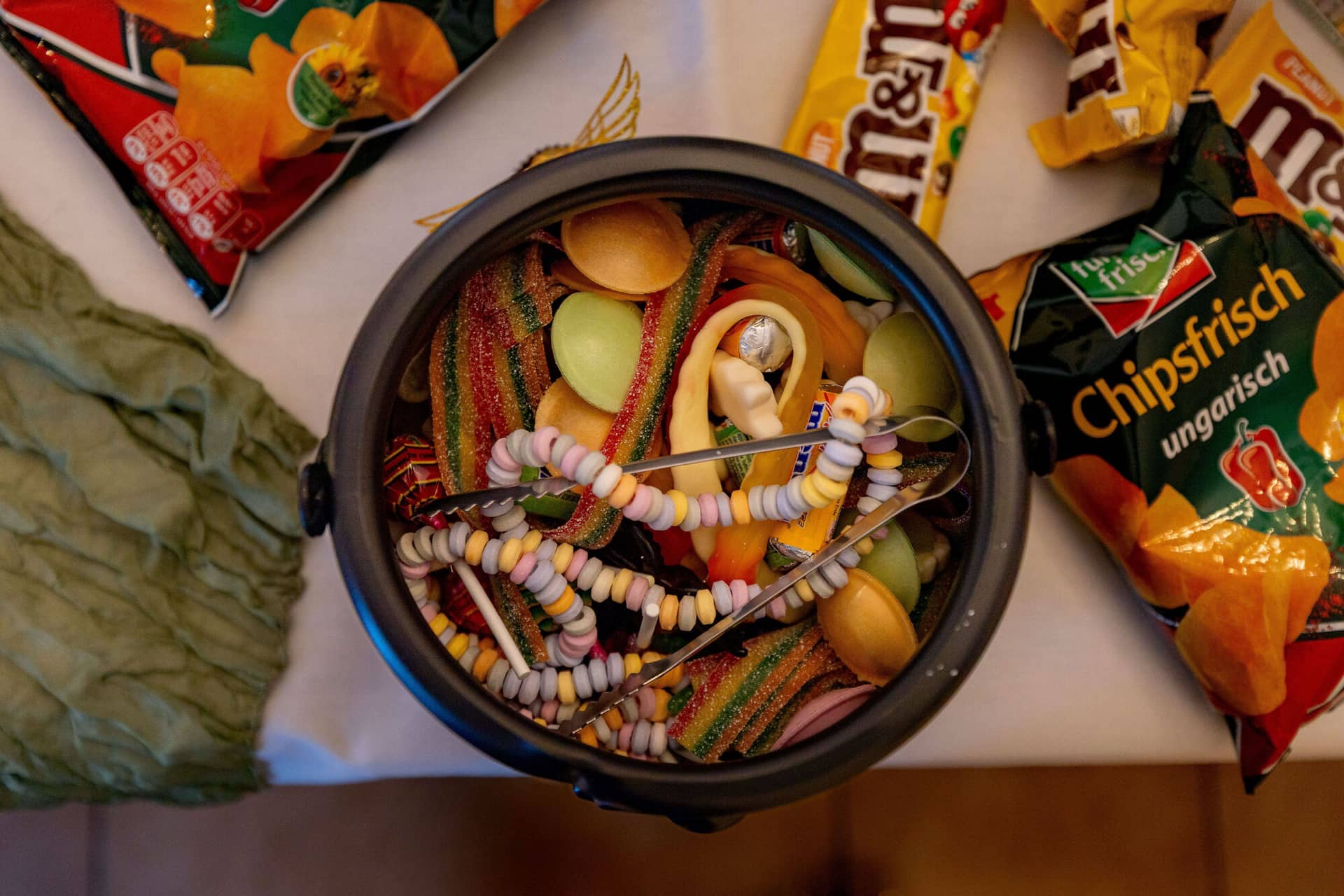 20250913 13 38 15 4K8A5643.DZO Thhk Kessel gefüllt mit bunten Süßigkeiten und Bonbonketten von oben