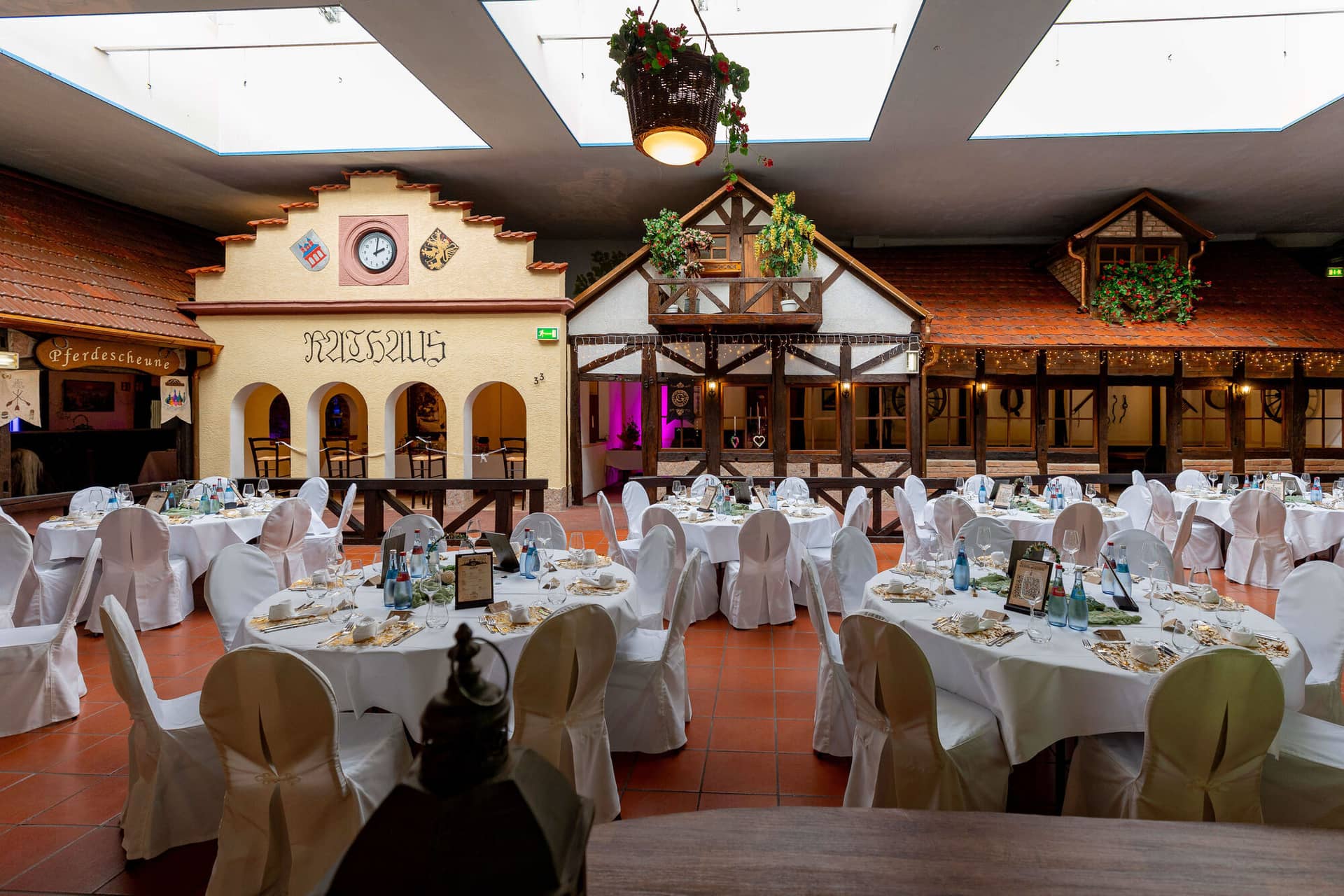 20250913 13 39 11 4K8A5654.LdN3WK7N Festsaal im Technik Museum mit runden Tischen und Fachwerkkulisse