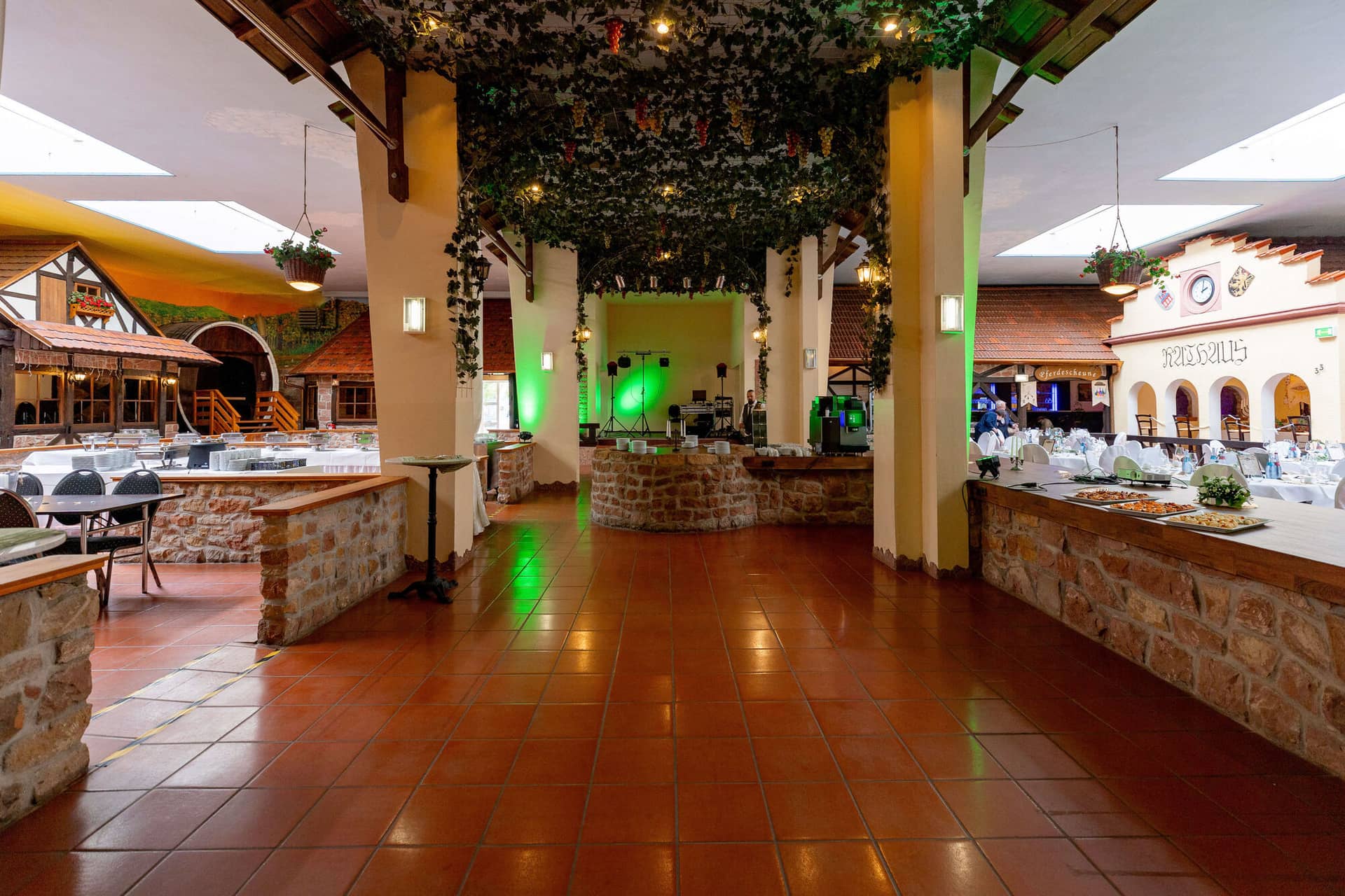 20250913 13 39 21 4K8A5657.CjW7OGi7 Gangbereich im Festsaal mit Efeuranken und grüner Beleuchtung