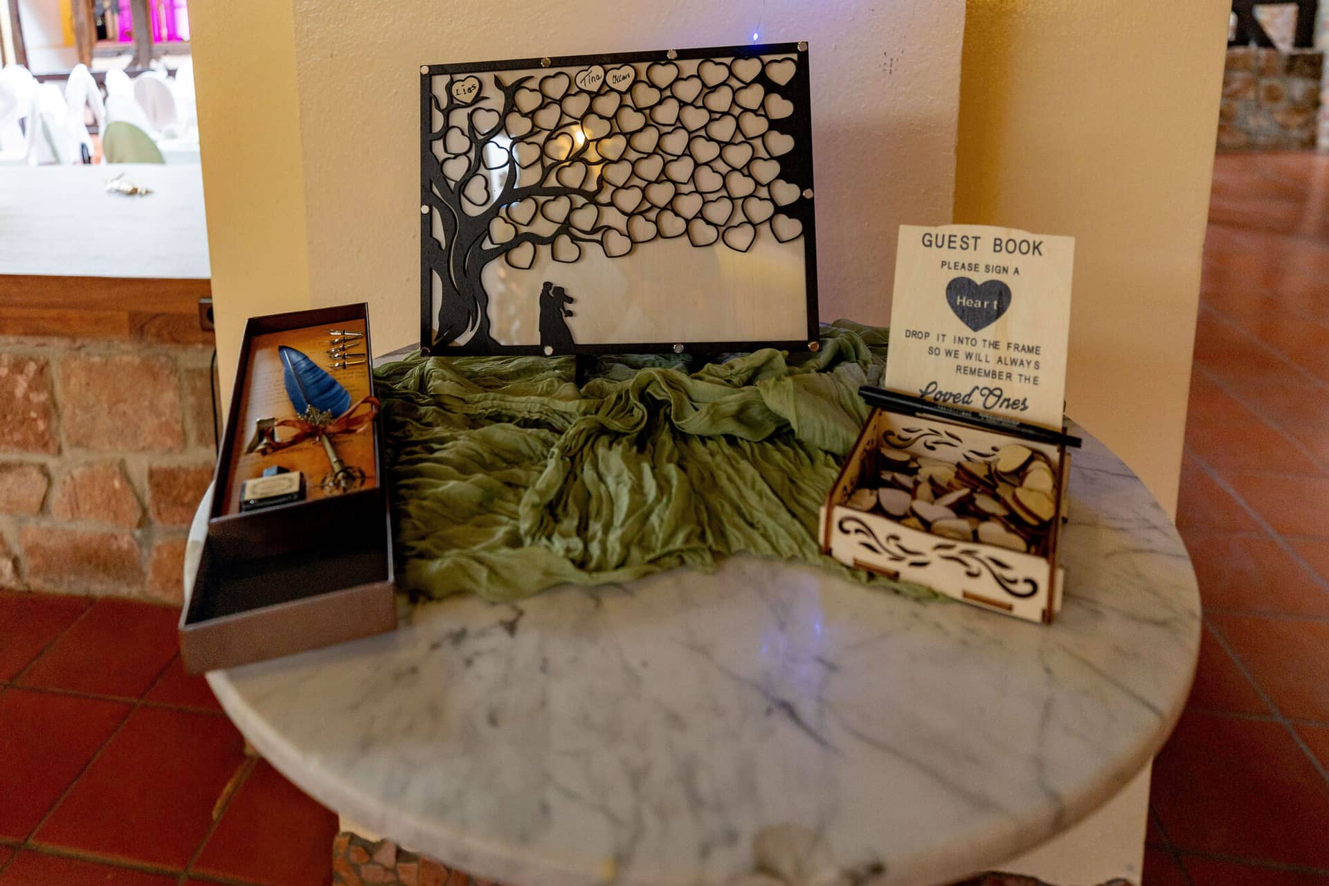 20250913 13 39 27 4K8A5661.Bj1vb6eO Gästebuch mit Holzherzen und Herzrahmen-Silhouette