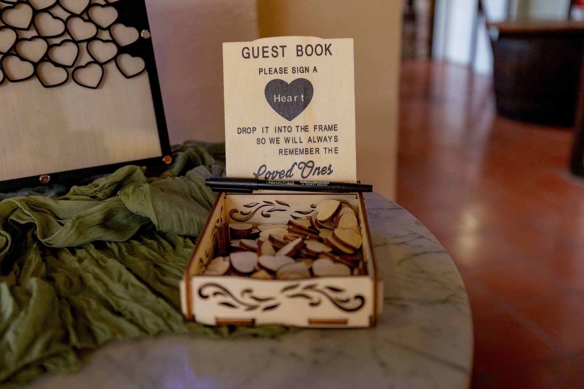 20250913 13 39 44 4K8A5672.Bzdmet59 Gästebuch-Holzbox mit Herzen in Nahaufnahme