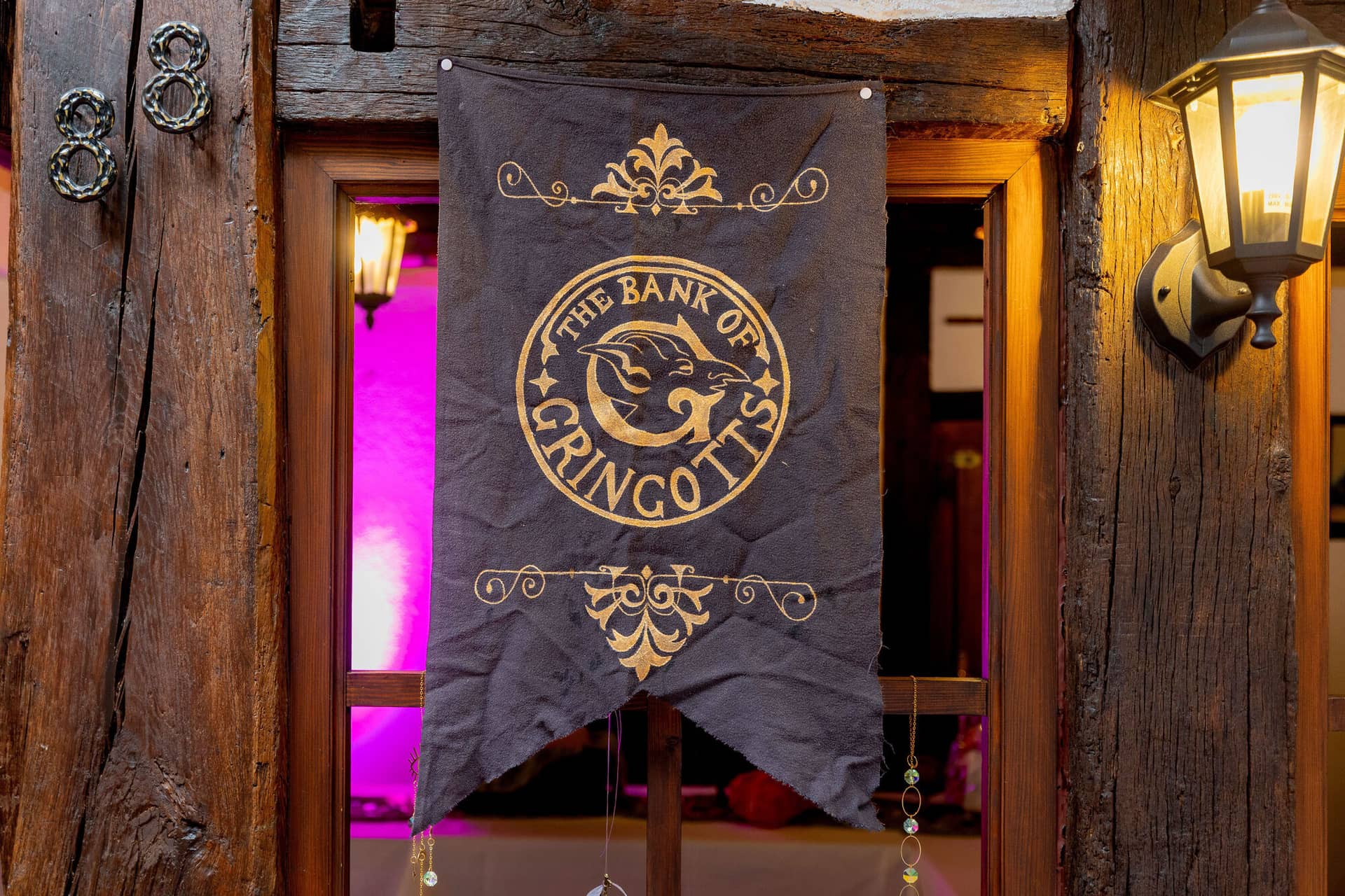 20250913 13 40 18 4K8A5676.B3cjw5cP Bank-of-Gringotts-Banner an Fachwerk-Türrahmen