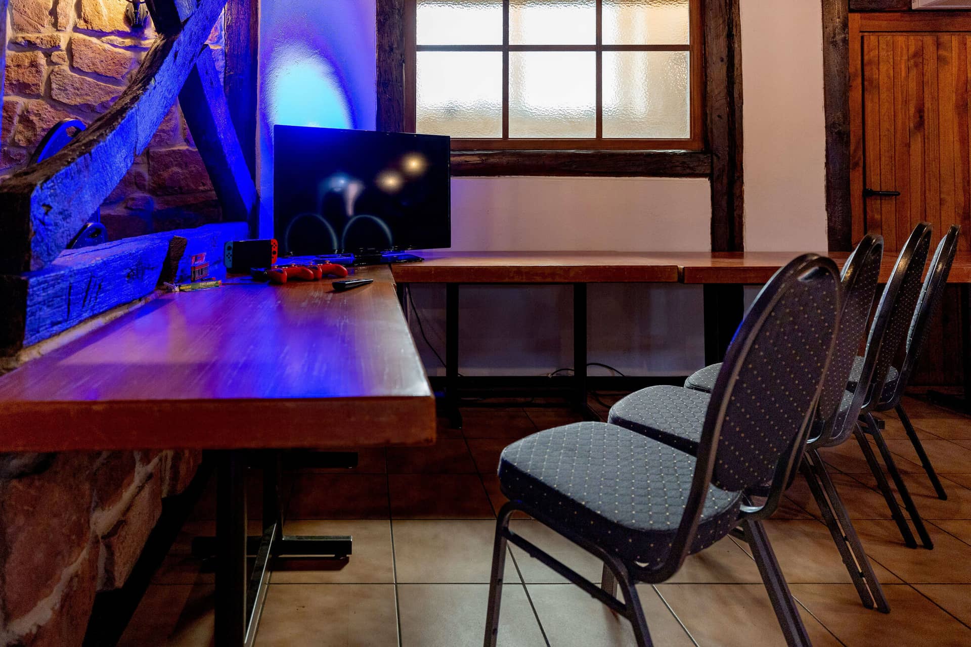 20250913 13 41 14 4K8A5691.R0YHZz0O Gaming-Ecke mit blauer Beleuchtung und Bildschirm