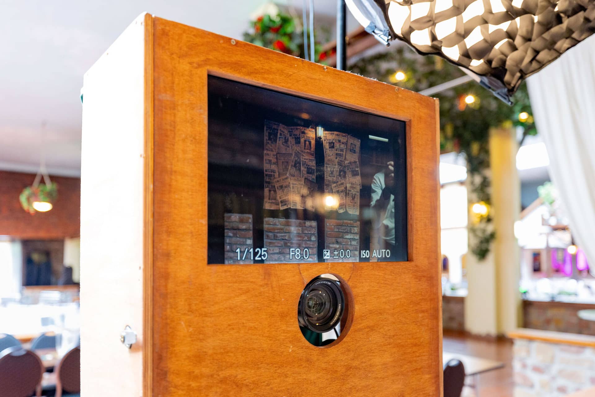 20250913 13 41 30 4K8A5696.0CbnnFE7 Fotobox aus Holz im Vintage-Stil im Festsaal