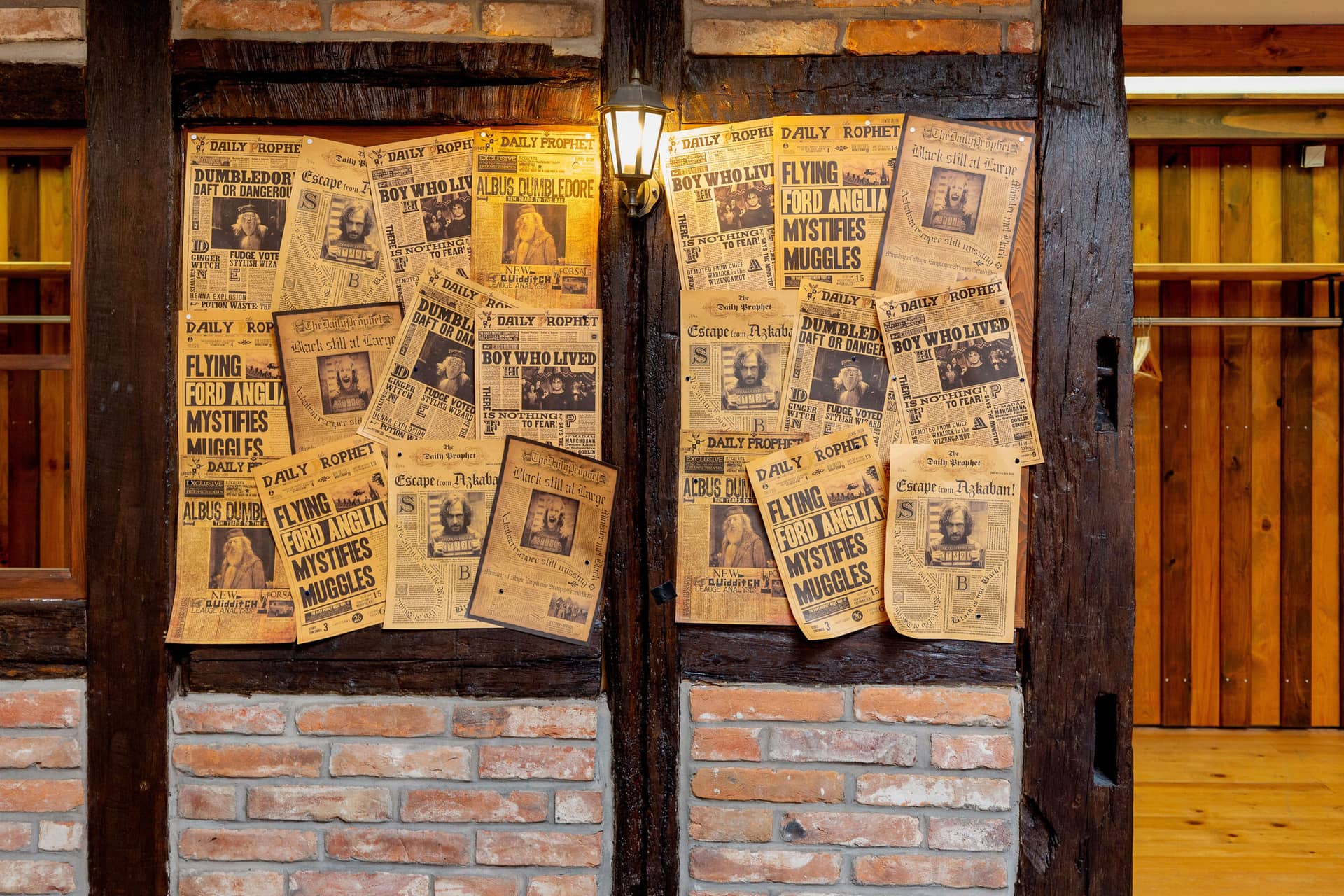 20250913 13 41 36 4K8A5697.BoLveQai Daily-Prophet-Zeitungsseiten als Wanddekoration an Fachwerkbalken