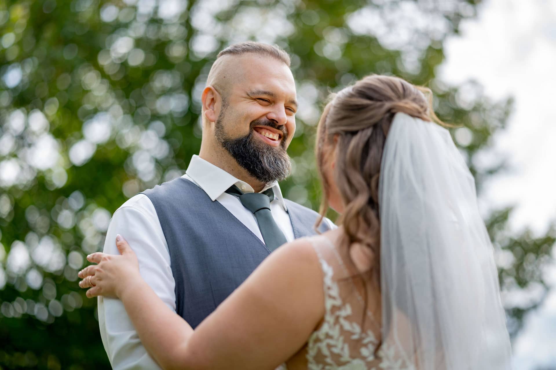 20250913 14 48 55 DSC05214.DMceP5iV Bräutigam lächelt die Braut an im Grünen