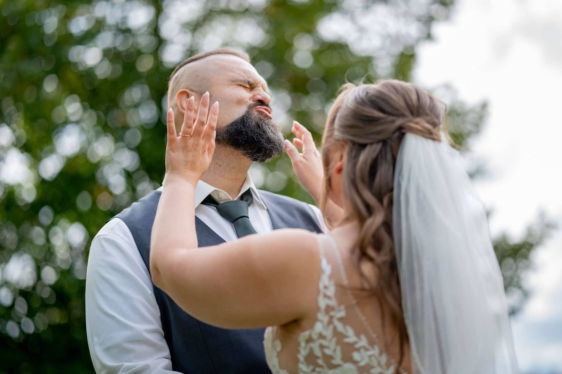20250913 14 48 58 DSC05220.DhQo5lpt Braut drückt spielerisch die Wangen des Bräutigams zusammen
