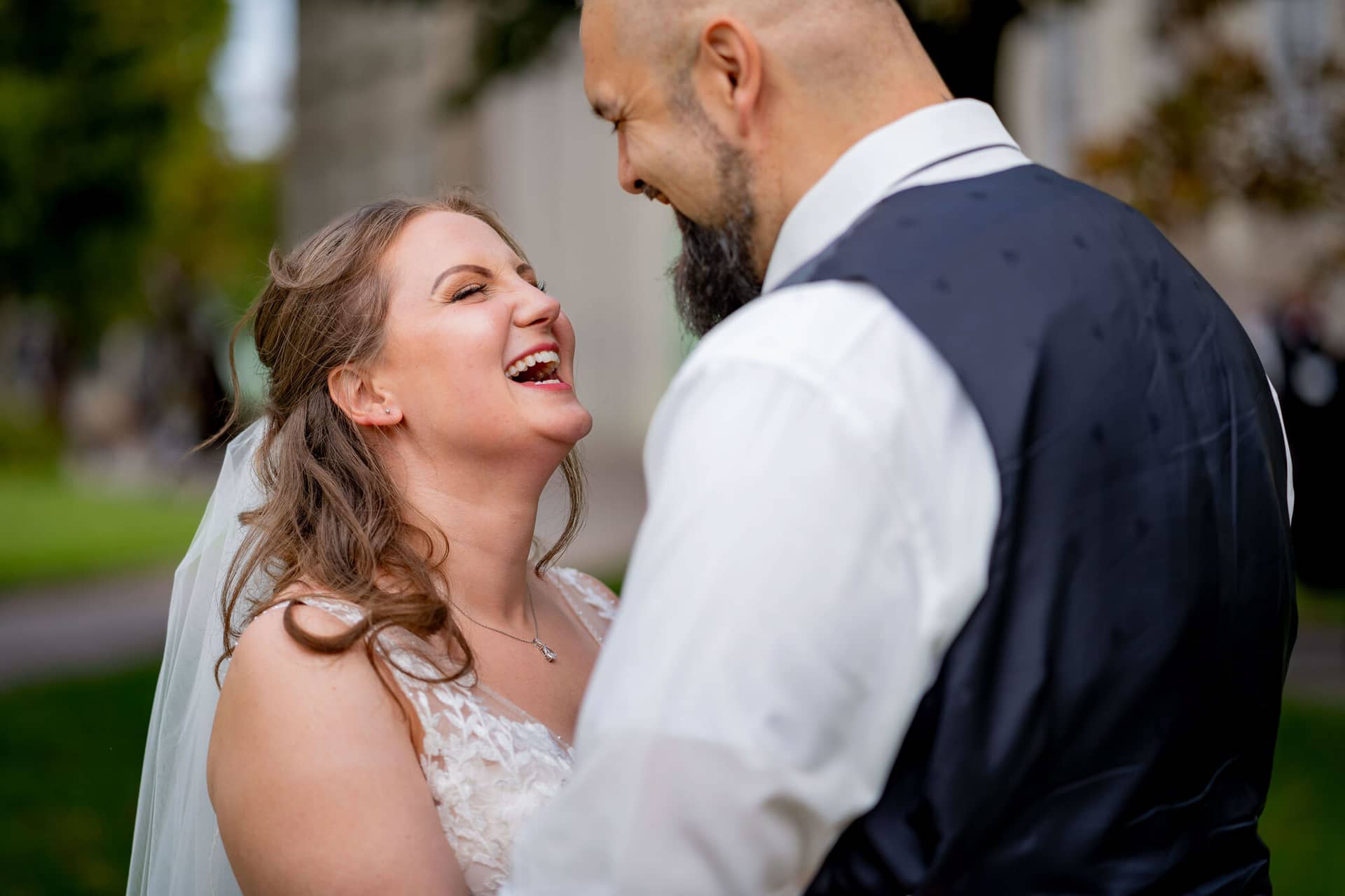 20250913 14 49 28 DSC05248.Wd9iG5Qy Braut lacht herzlich im Arm des Bräutigams