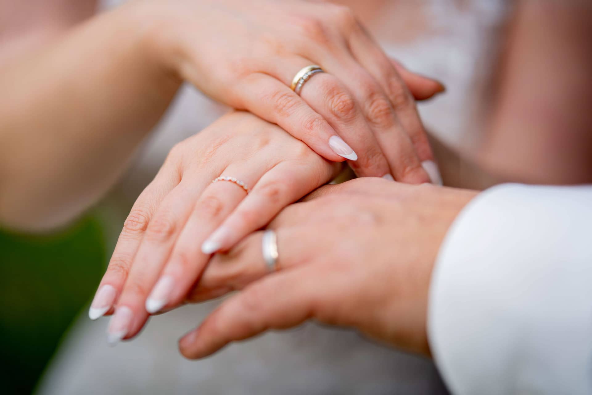 20250913 14 50 44 DSC05276.C DHkRcr Nahaufnahme der Hände des Brautpaares mit Eheringen
