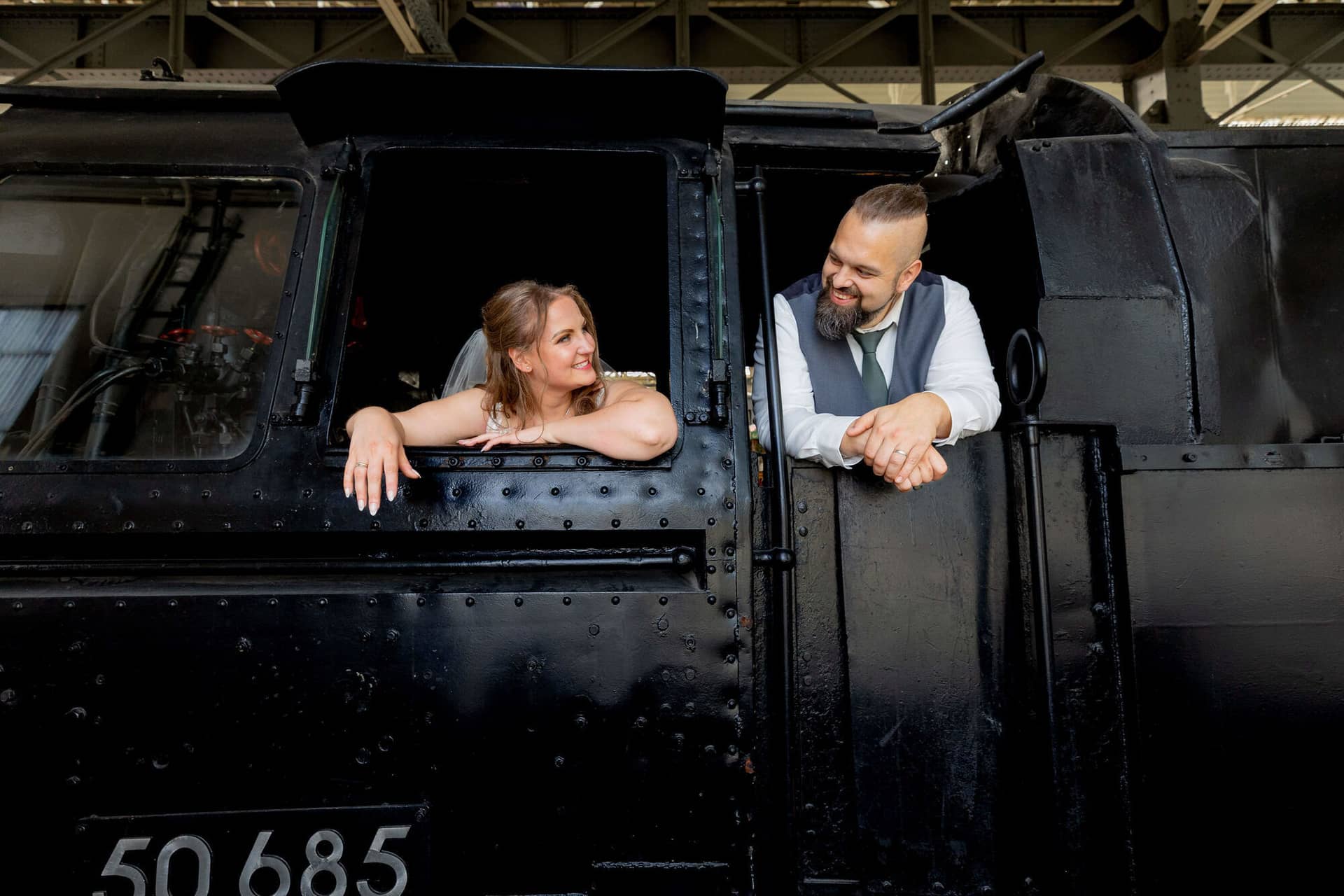 20250913 15 19 31 4K8A6606.DXXZbAP6 Brautpaar schaut aus dem Führerstand einer Dampflokomotive