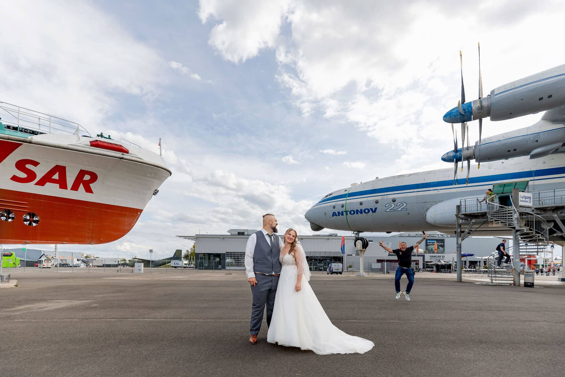 20250913 15 30 24 4K8A6739.Dcoww VY Brautpaar steht zwischen SAR-Schiff und Antonov 22 auf dem Museumsgelände