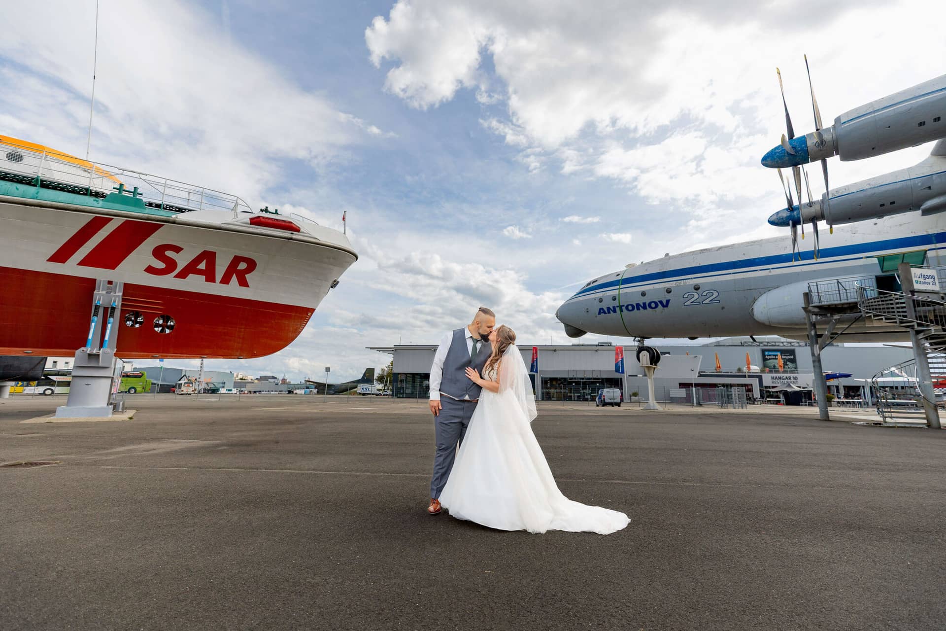 20250913 15 30 49 4K8A6772.DxfJFJf Brautpaar küsst sich zwischen SAR-Schiff und Antonov 22