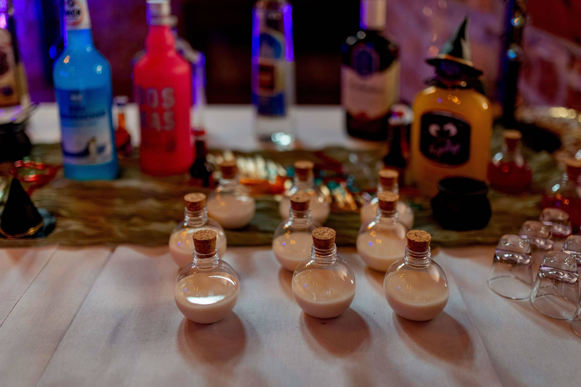 20250913 15 42 25 4K8A6836.C34nLK2Z Zaubertrank-Fläschchen und bunte Flaschen an der Bar