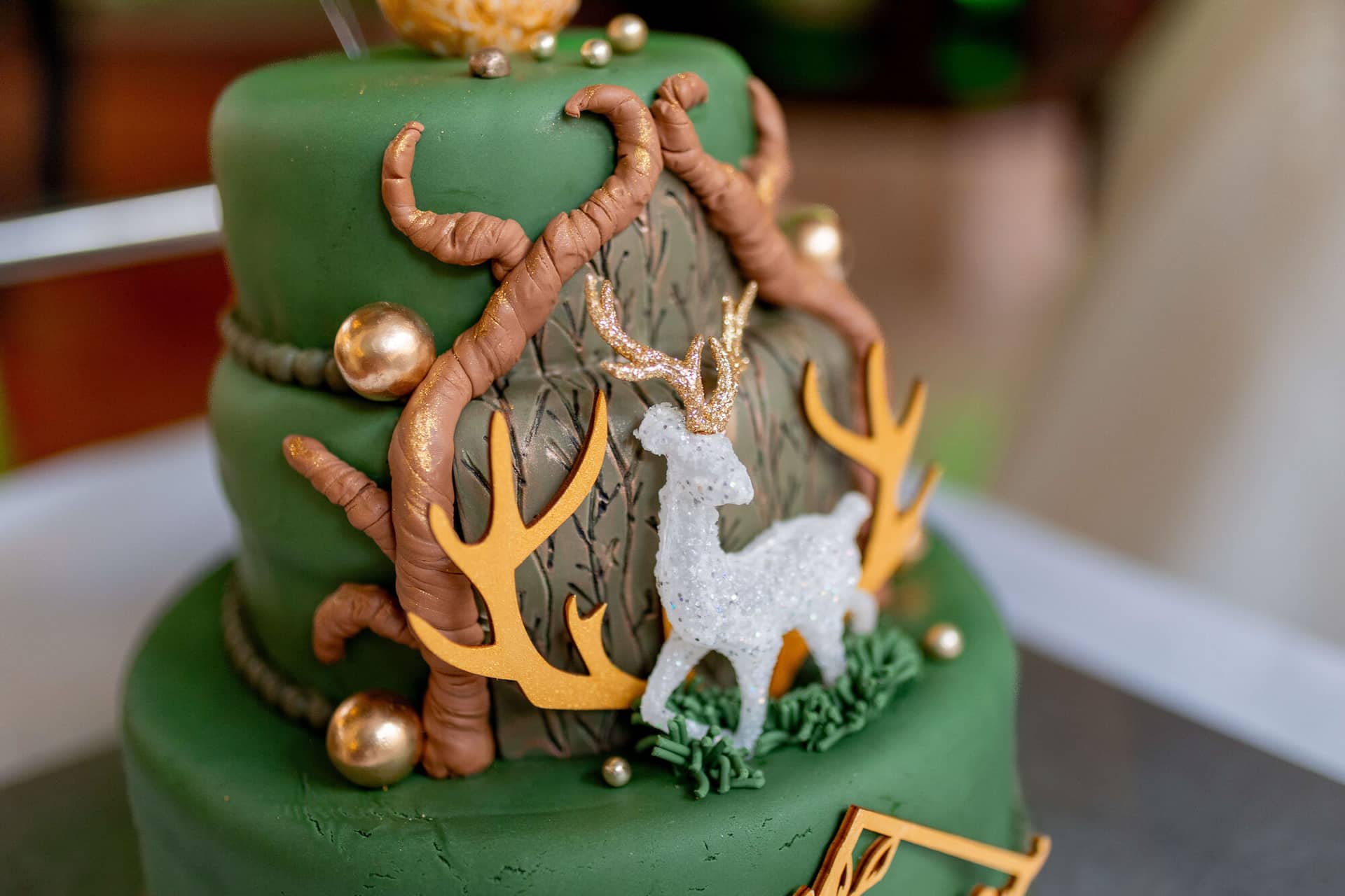 20250913 15 45 24 4K8A6932.BsSAcT35 Nahaufnahme der Hochzeitstorte mit Patronus-Hirsch und Ranken