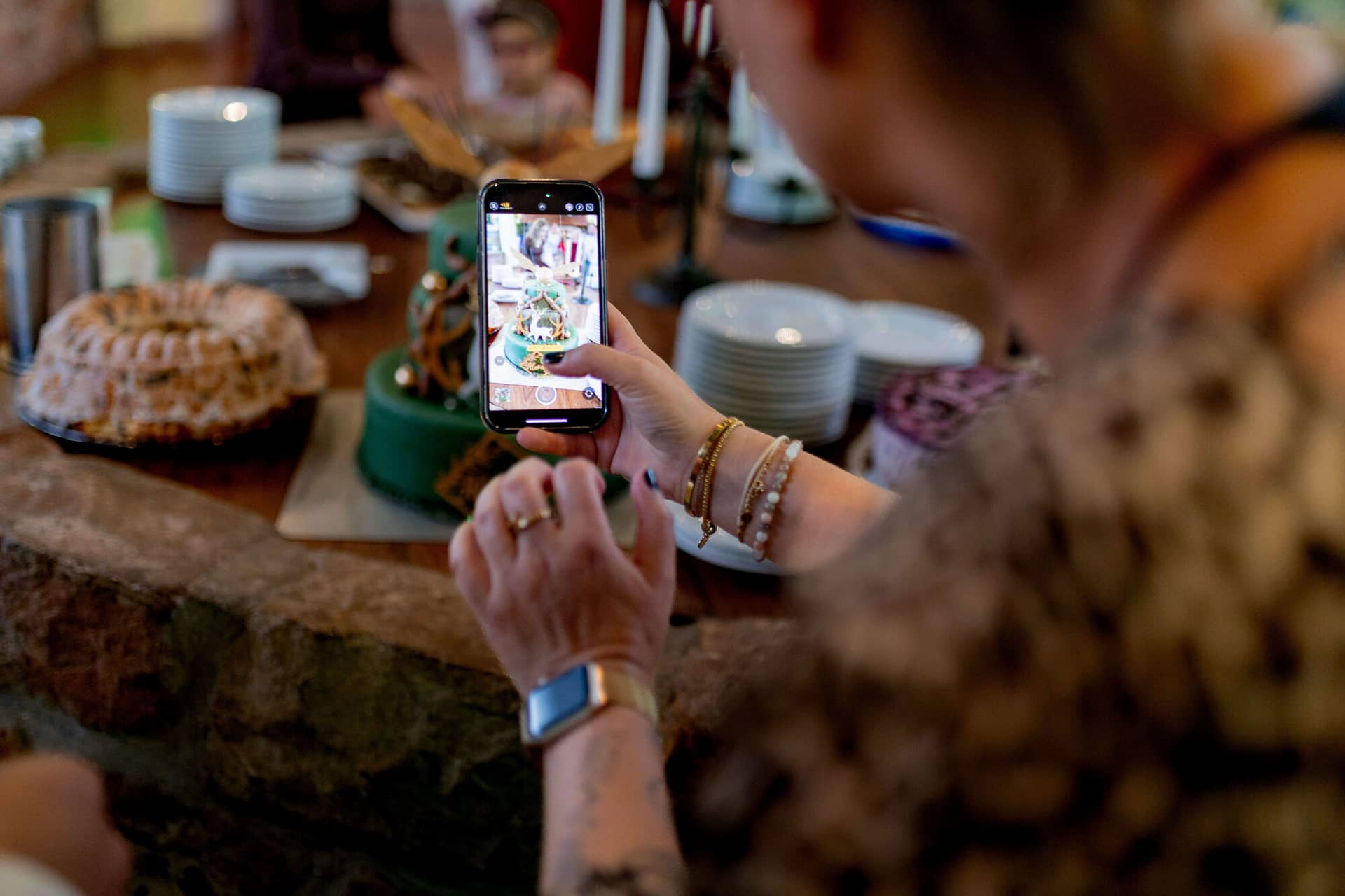 20250913 15 47 55 4K8A7065.BoZXw47b Gast fotografiert die Hochzeitstorte mit dem Smartphone