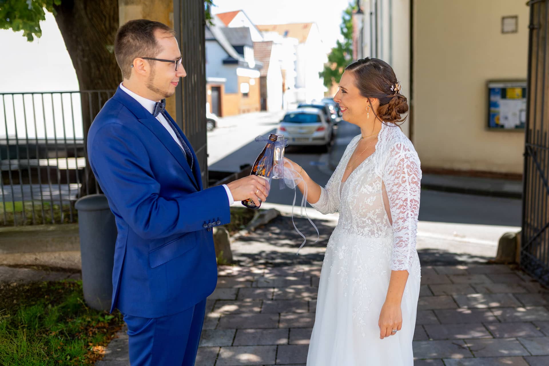 3K8A9962 Bearbeitet Hochzeitsfotograf Mutterstadt Grenzhof Heidelberg .B0Jr935e Braut und Bräutigam stoßen strahlend mit Champagner unter einem Baum auf der Straße nach der Trauung an