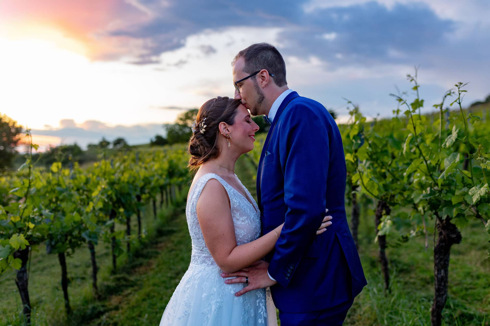 4K8A2781 Bearbeitet Hochzeitsfotograf Mutterstadt Grenzhof Heidelberg .Cn8YMArw Brautpaar küsst sich innig im Weinberg des Grenzhofs Heidelberg bei dramatischem Abendhimmel