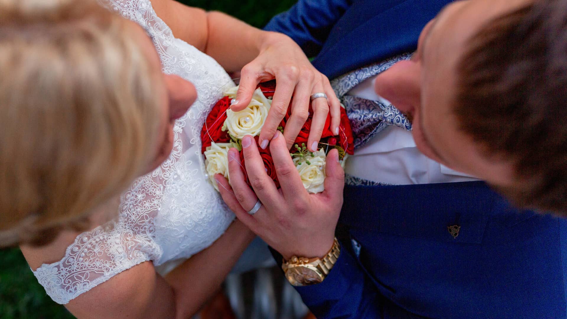 Als Hochzeitsfotograf In Worms 20190921 19 25 20 MK3 2609.C2ur8a4f Braut mit rotem Blumenstrauß und Bräutigam im blauen Anzug beim Brautpaarshooting in Worms