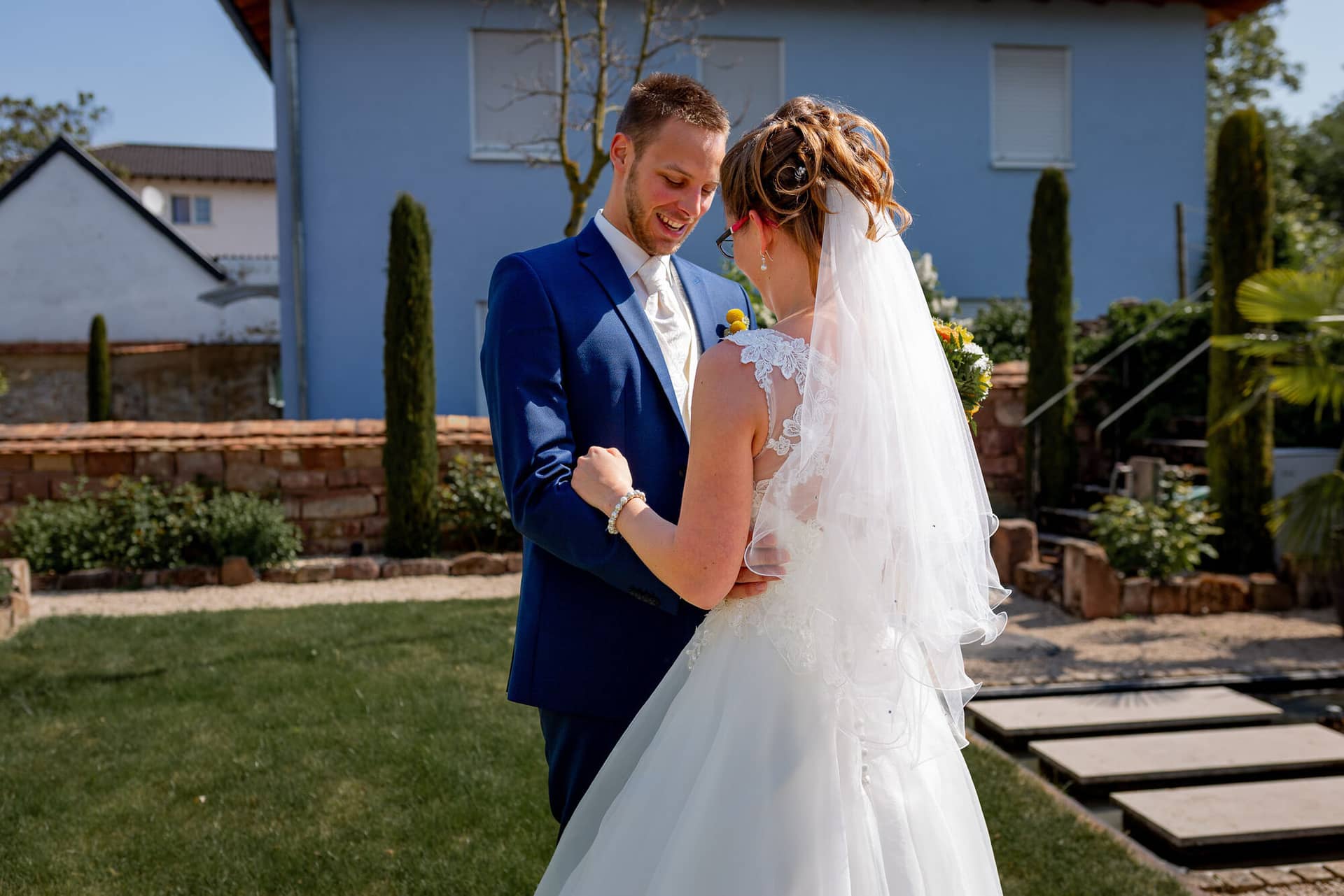 Anne Christian Hochzeitsfotograf Birkenheide Grosskarlbach Bissersheim 00005.D3Mv GYa Braut und Bräutigam lächeln sich liebevoll an, umgeben von sattem Grün in der pfälzischen Landschaft