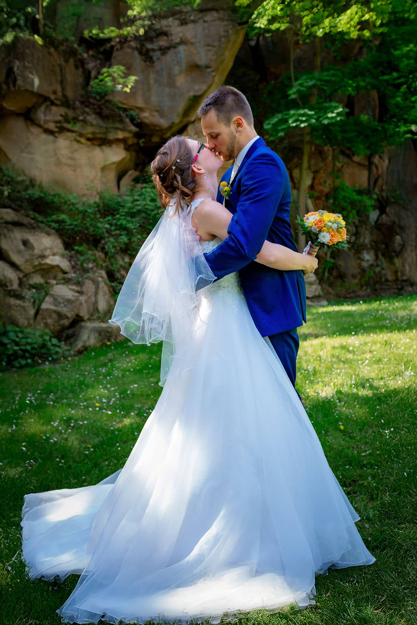 Anne Christian Hochzeitsfotograf Birkenheide Grosskarlbach Bissersheim 00007.Da2qXnID Bräutigam umarmt seine Braut zärtlich unter grünen Felsen beim Shooting in der freien Natur