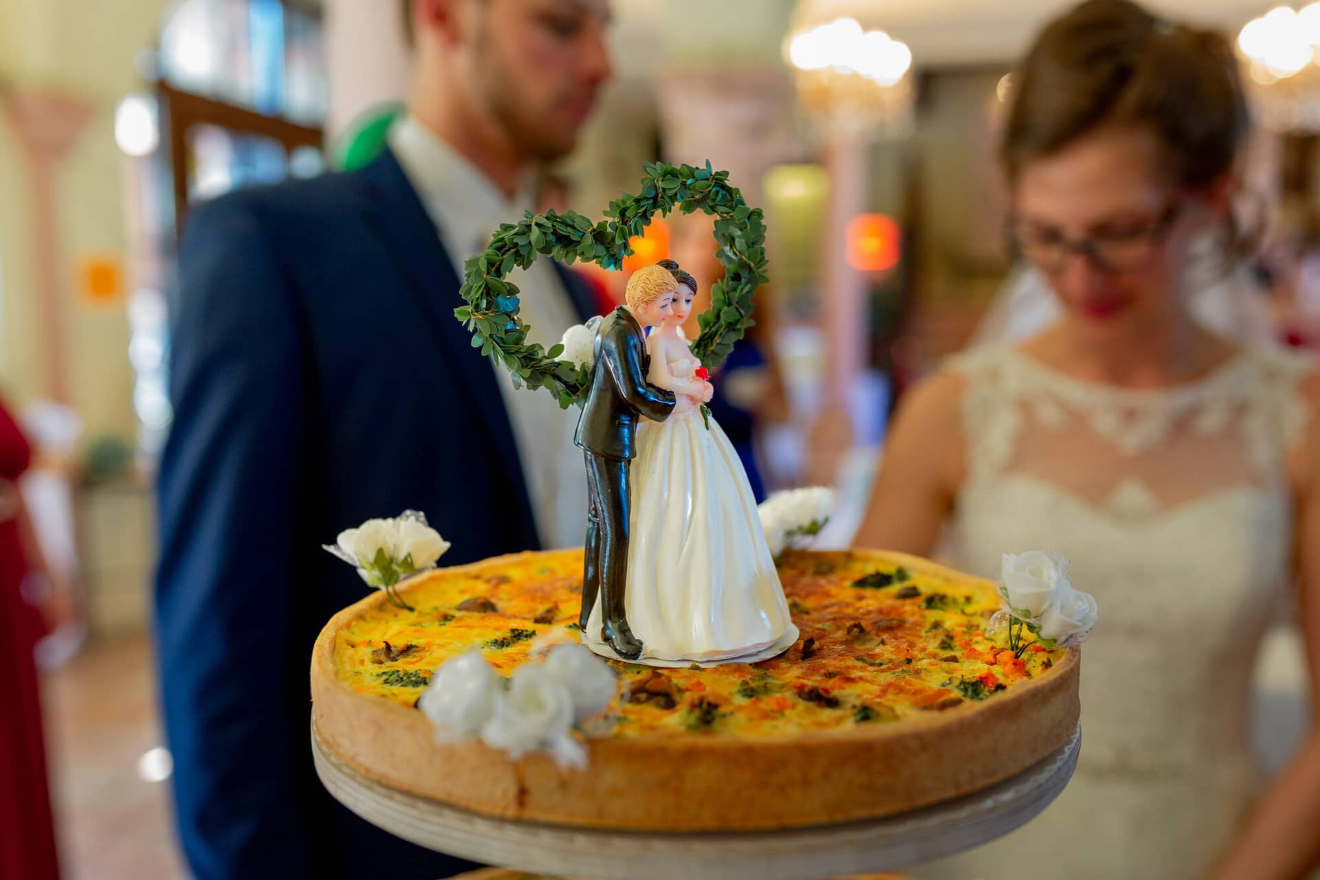 Anne Christian Hochzeitsfotograf Birkenheide Grosskarlbach Bissersheim 00026.DFDPEWZA Hochzeitstorte mit kleiner Brautpaar-Figur und weißen Blumendekorationen, elegante Tortengestaltung