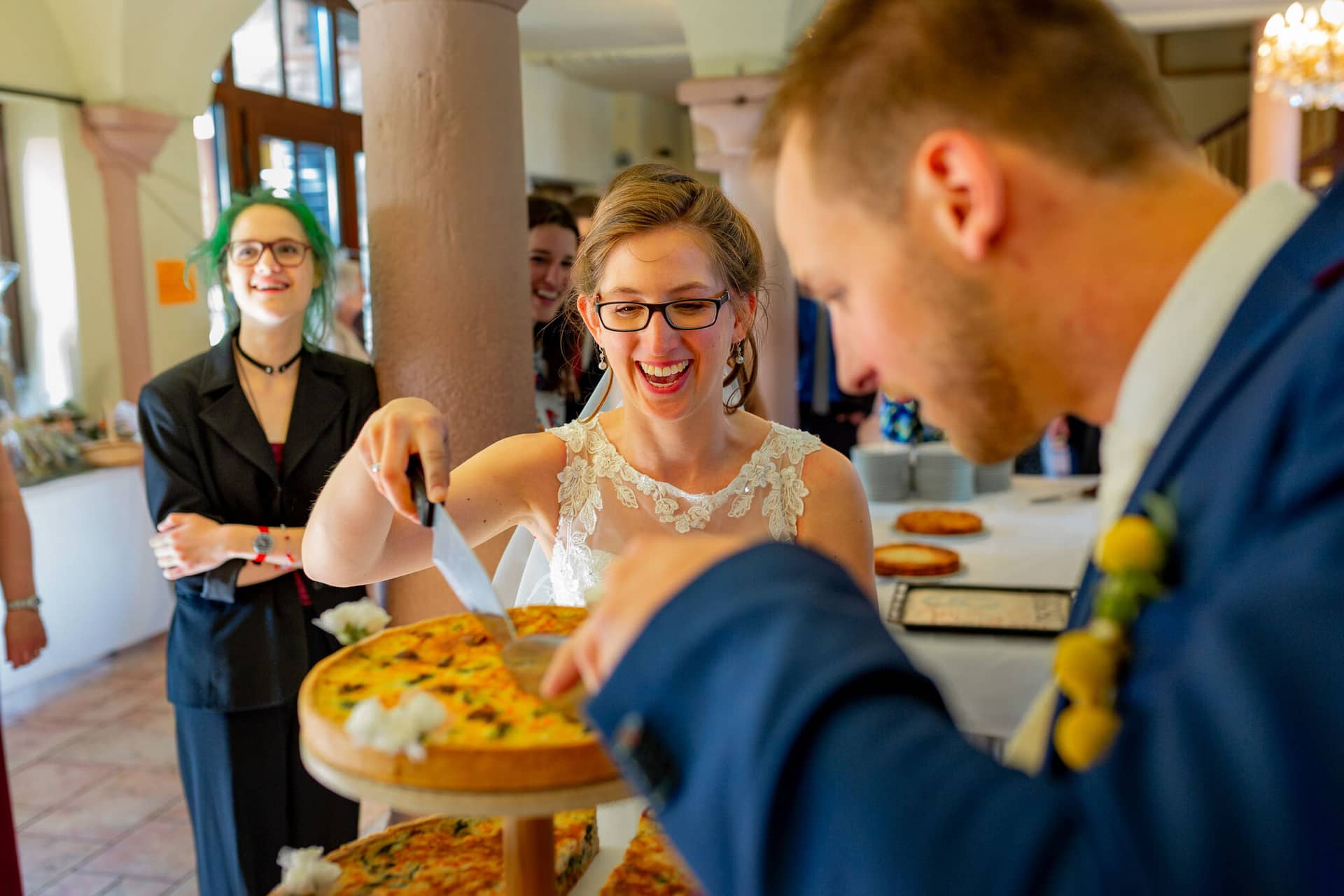 Anne Christian Hochzeitsfotograf Birkenheide Grosskarlbach Bissersheim 00027.Cwr5LLph Braut schneidet die Hochzeitstorte feierlich vor den Gästen an